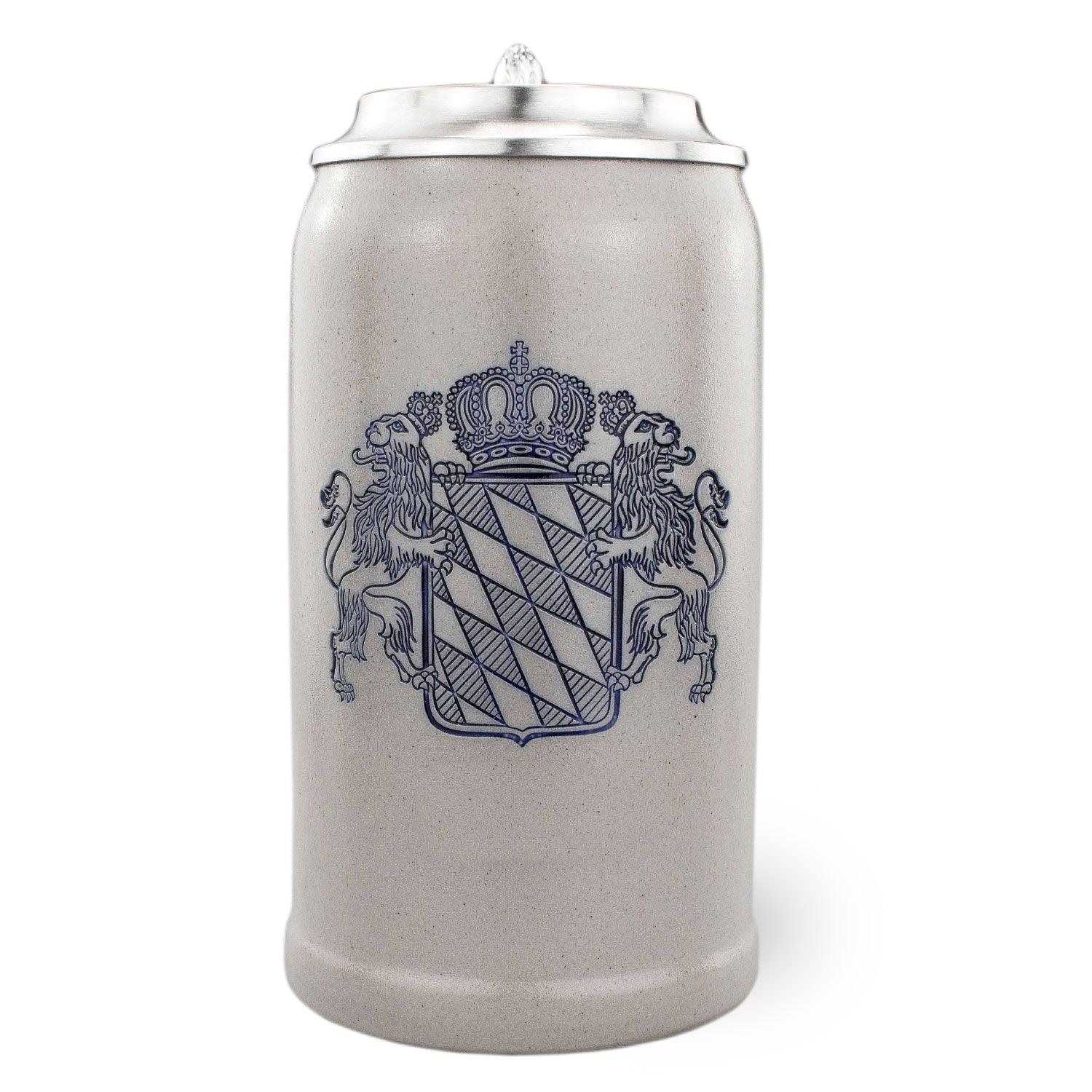 Traditioneller Bierkrug aus Steinzeug mit Zinndeckel, Bayernwappen-Motiv und individuell gravierbarem Deckel, 1,0 Liter.