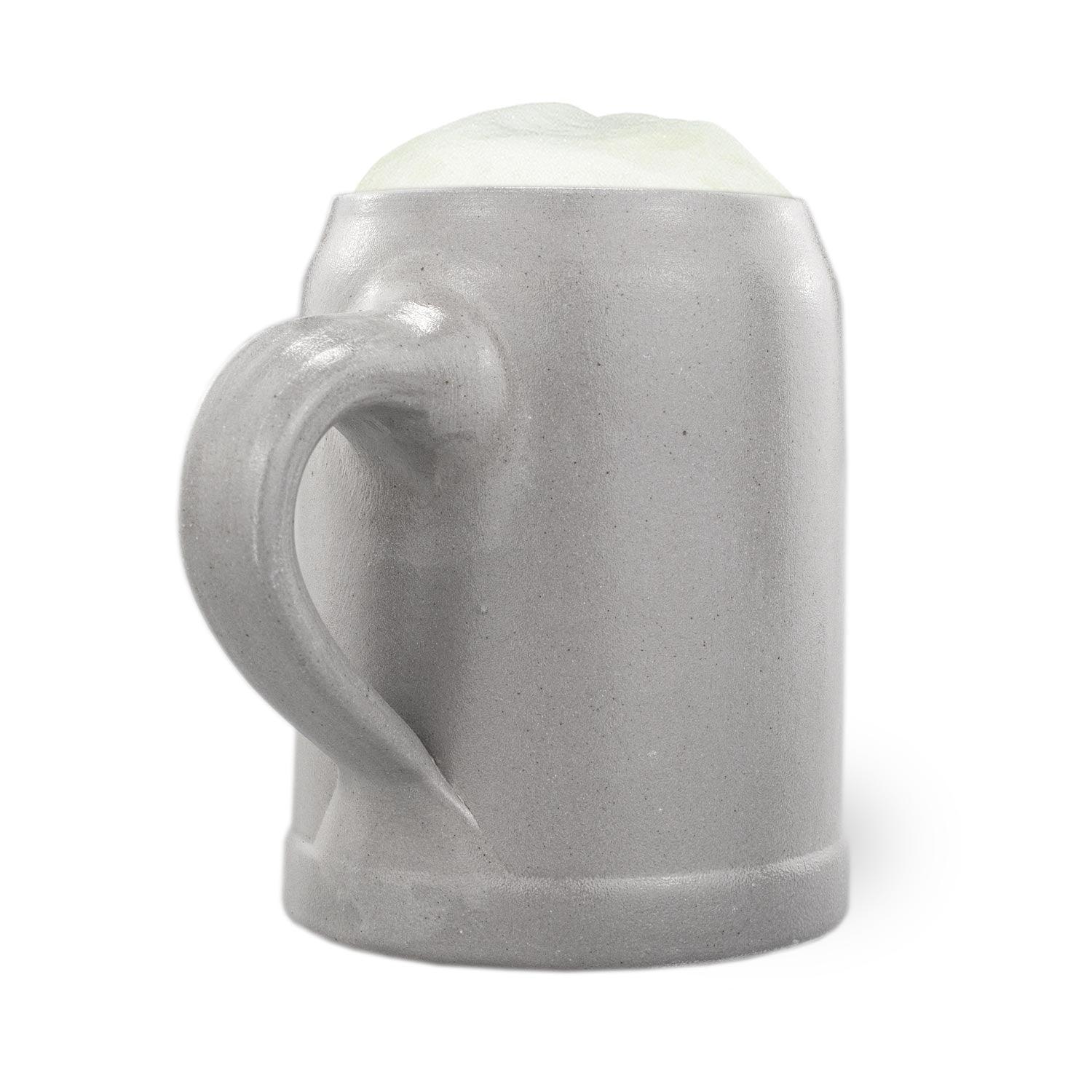 Traditioneller Bierkrug aus Steingut mit bayerischem Wappen-Prägedekor, zylindrisch, grau-beige, 0,5 Liter.