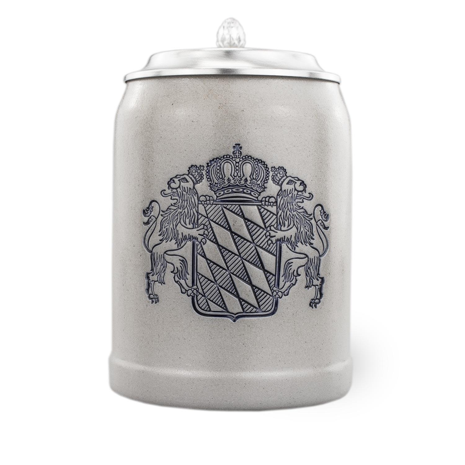 Traditioneller Steinkrug mit gravierbarem Zinndeckel, Bayernwappen-Motiv, Henkel und 0,5 L Fassungsvermögen.