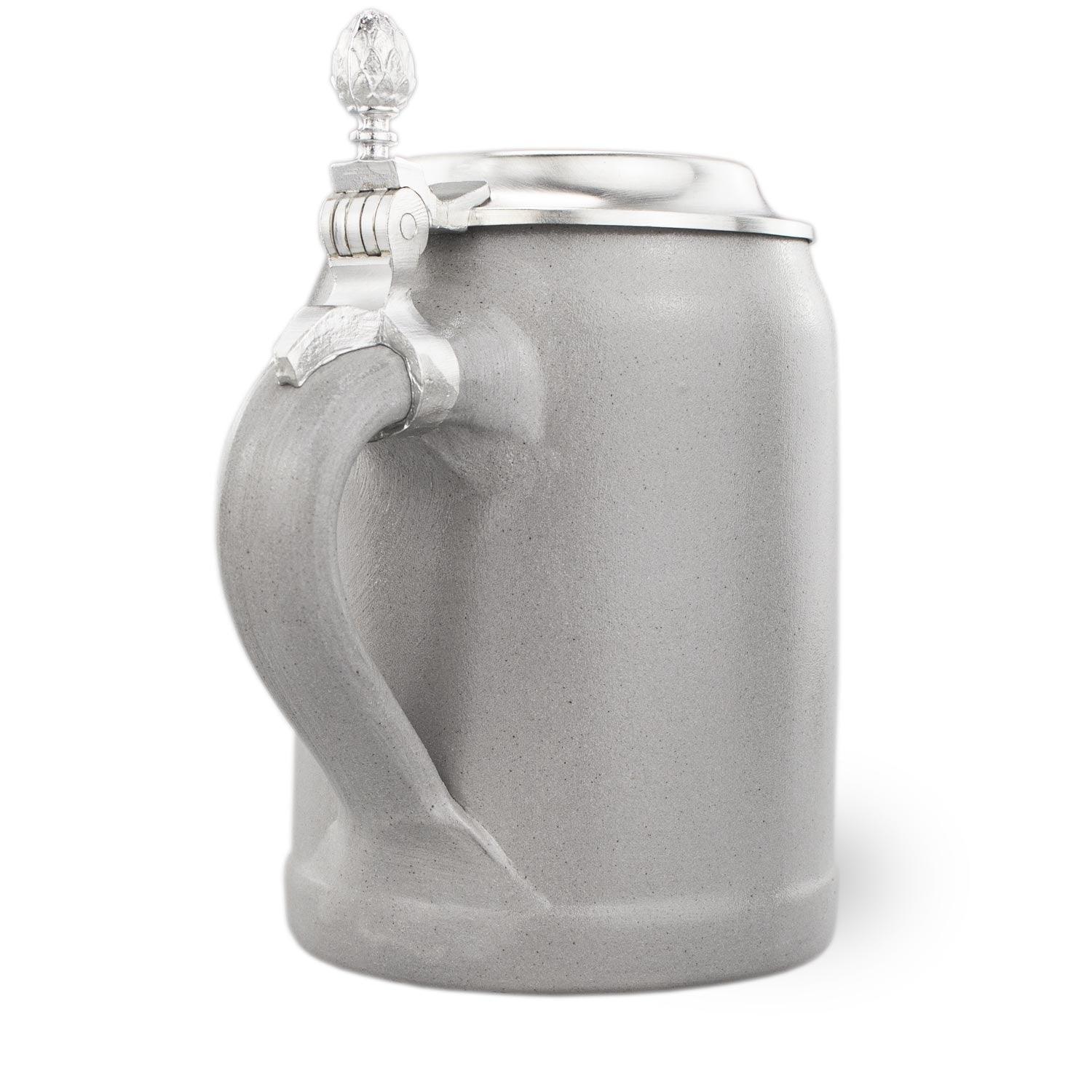 Traditioneller Steinkrug mit Zinndeckel, farbigem Bayernwappen, beigefarbener Oberfläche und geschwungener Form, 0,5 l.