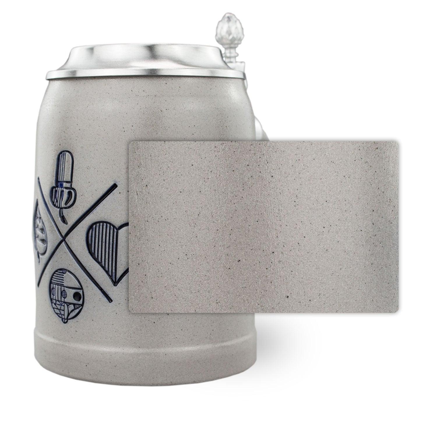 Personalisierbarer Bierkrug aus Steinzeug mit Zinndeckel, Salzglasur, blauem Schriftzug „Bayrisch Blatt“, 0,5 l.