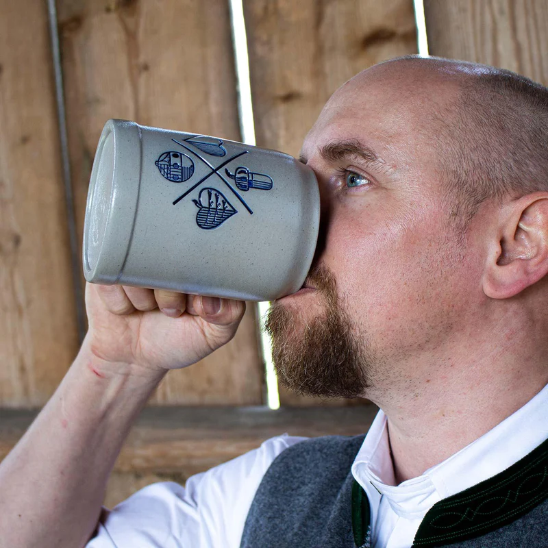 Traditioneller Steinkrug mit geprägtem bayerischem Blatt-Motiv und farbiger Auslegung, Fassungsvermögen 0,5 Liter.