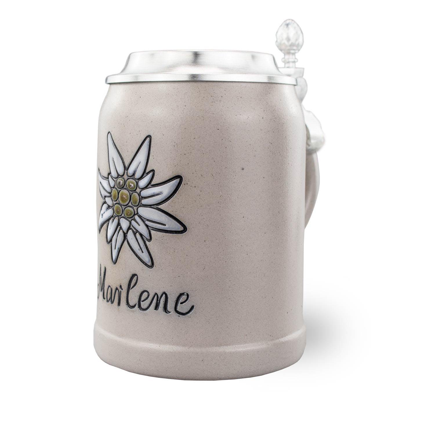Personalisierbarer Bierkrug aus Steingut mit Zinndeckel, Edelweiß-Motiv, Gravur und blauer Emailleverzierung.