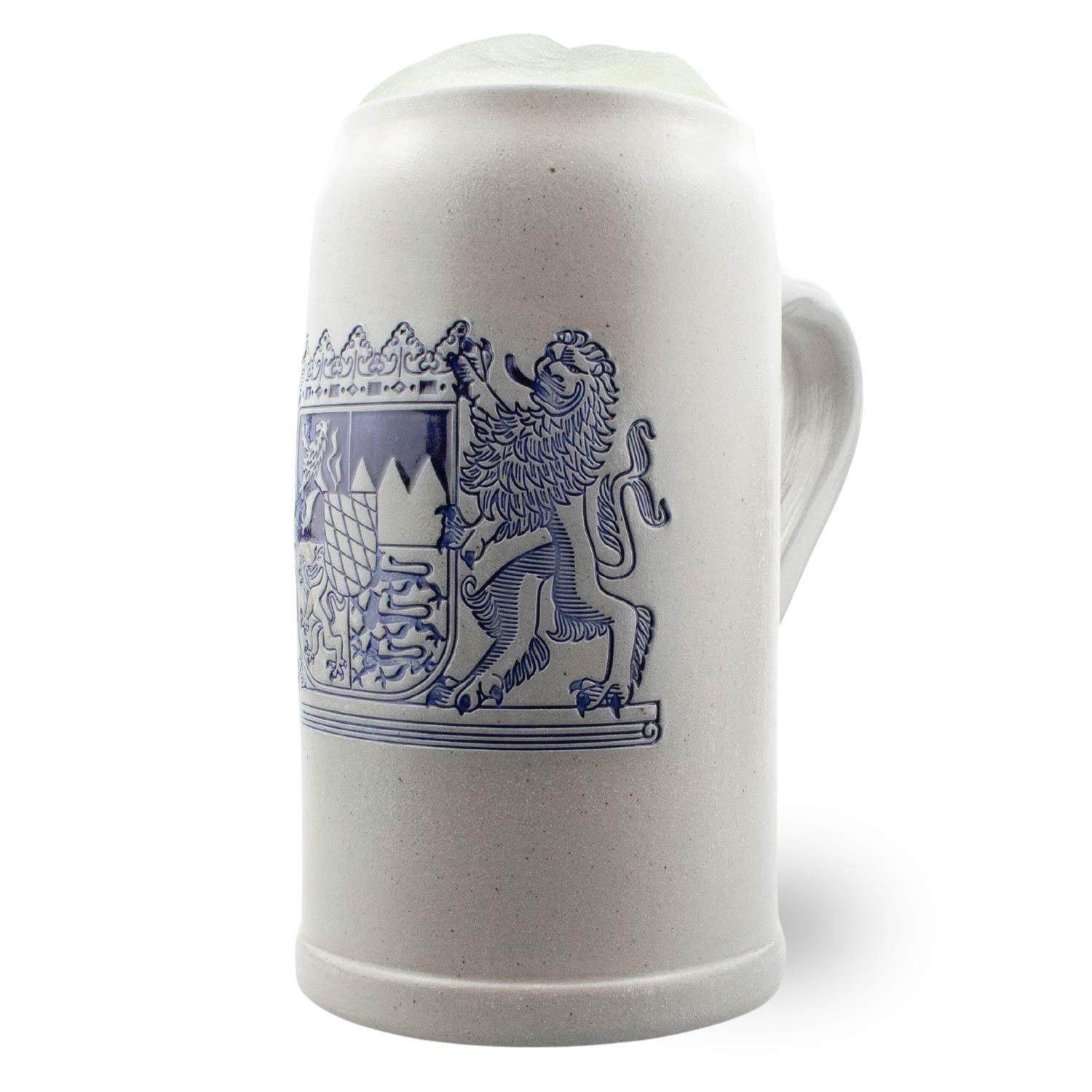 Traditioneller Bierkrug aus Steinzeug mit bayerischem Wappenmotiv und Schriftzug „Freistaat Bayern“, 1 Liter.