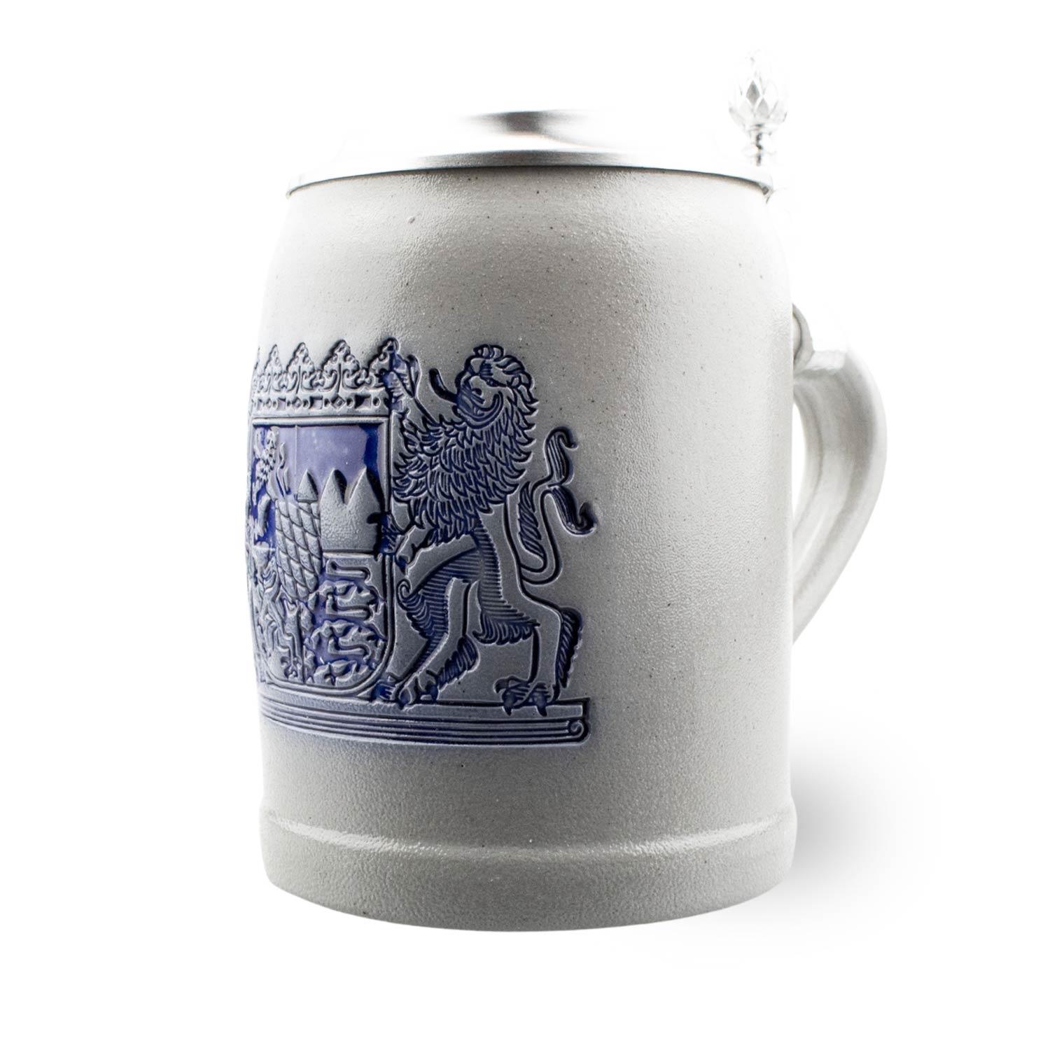 Steinkrug mit Zinndeckel und geprägtem Bayern-Motiv, traditionell gefertigt, 0,5 Liter, individuell gravierbar.