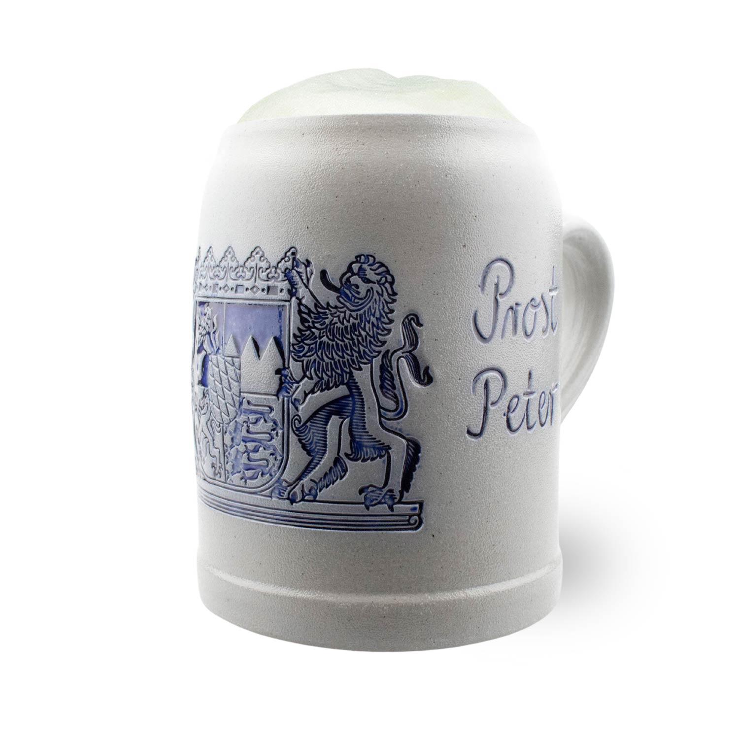 Personalisierbarer Bierkrug aus Steinzeug mit blauer Gravur „Freistaat Bayern“, Salzglasur, 0,5 Liter.