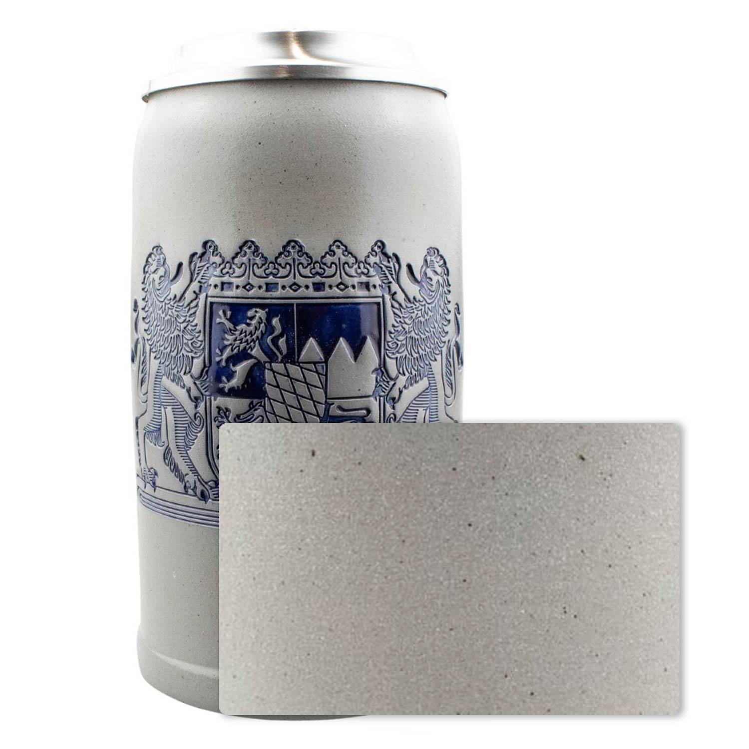Steinkrug mit Zinndeckel, graviertem Bayern-Wappen und Schriftzug „Freistaat Bayern“, blau emailliert, 1 Liter.