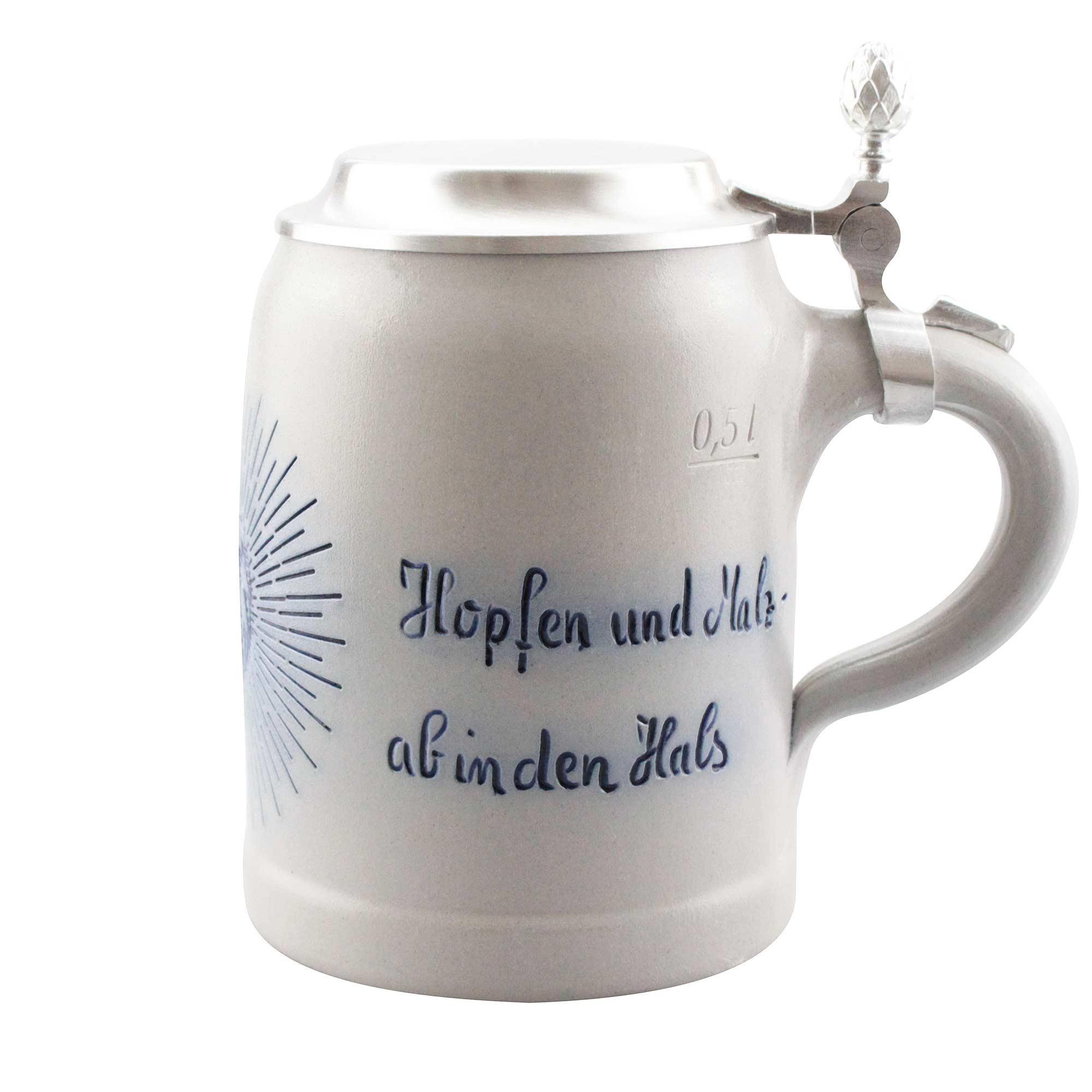 Personalisierbarer Bierkrug aus Steinzeug mit Zinndeckel, Salzglasur, Blauemaille-Schriftzug „Holy Hopfen“, 0,5 l.