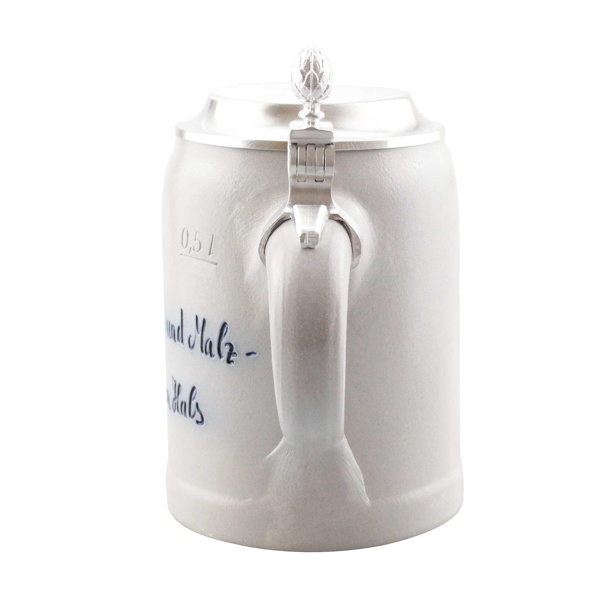 Personalisierbarer Bierkrug aus grau-blau glasierter Keramik mit Zinndeckel und Gravur „Holy Hopfen“, 0,5 Liter.