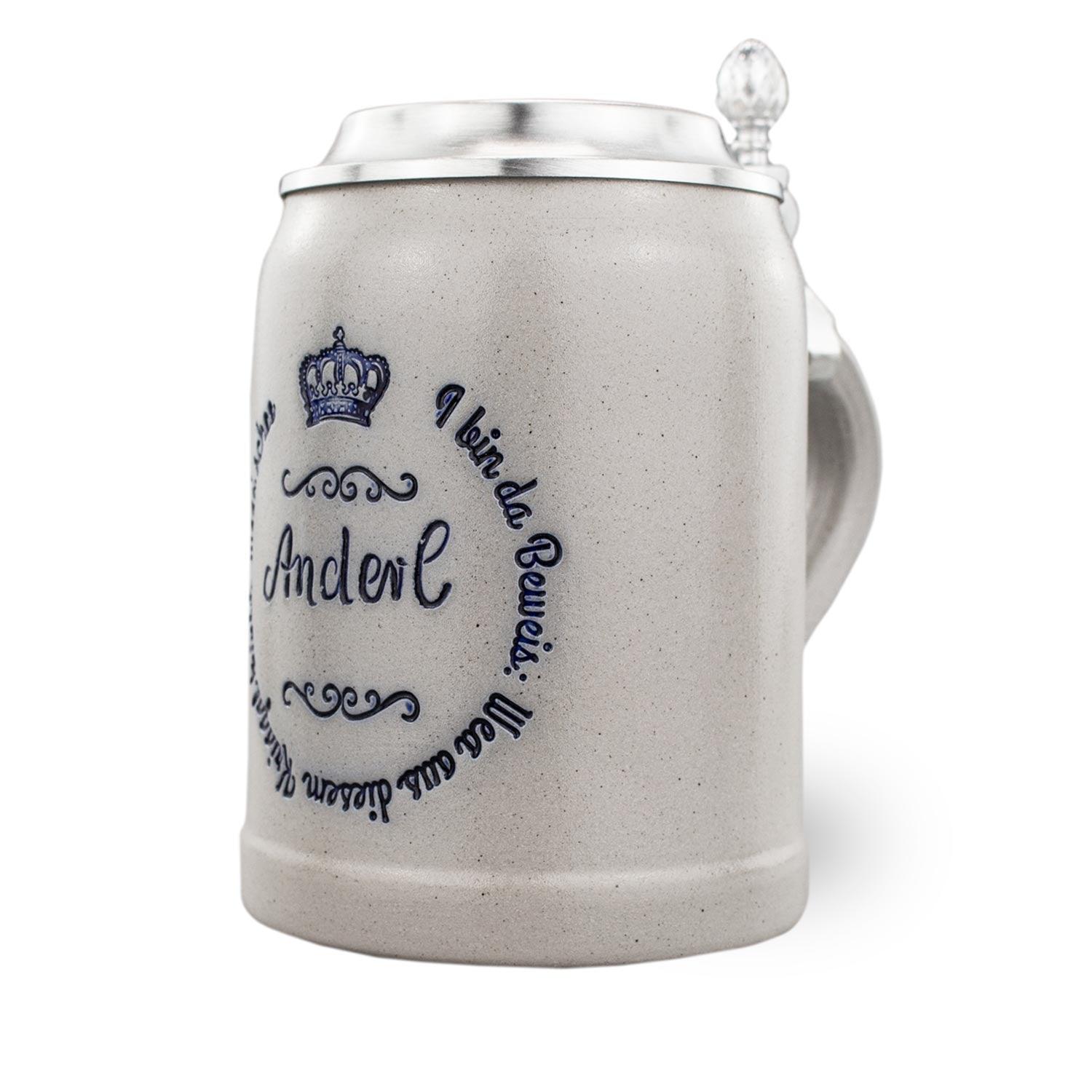 Personalisierbarer Bierkrug aus Steinzeug mit Zinndeckel, Salzglasur, blauem Schriftzug „I bin da Beweis“, 0,5 l.