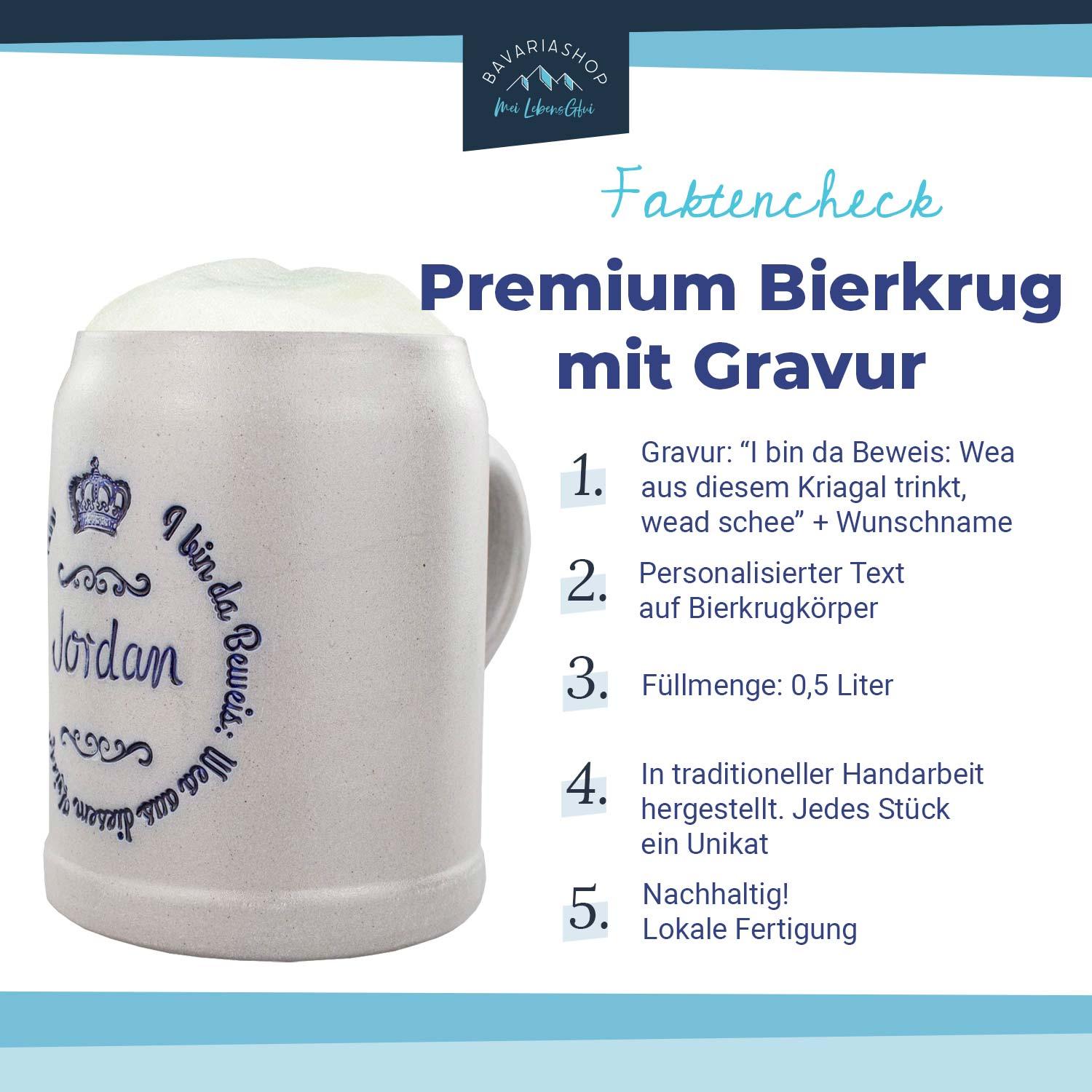 Hellgrauer Steinkrug mit blauem Schriftzug „I bin da Beweis“, individueller Gravur und Salzglasur-Oberfläche.