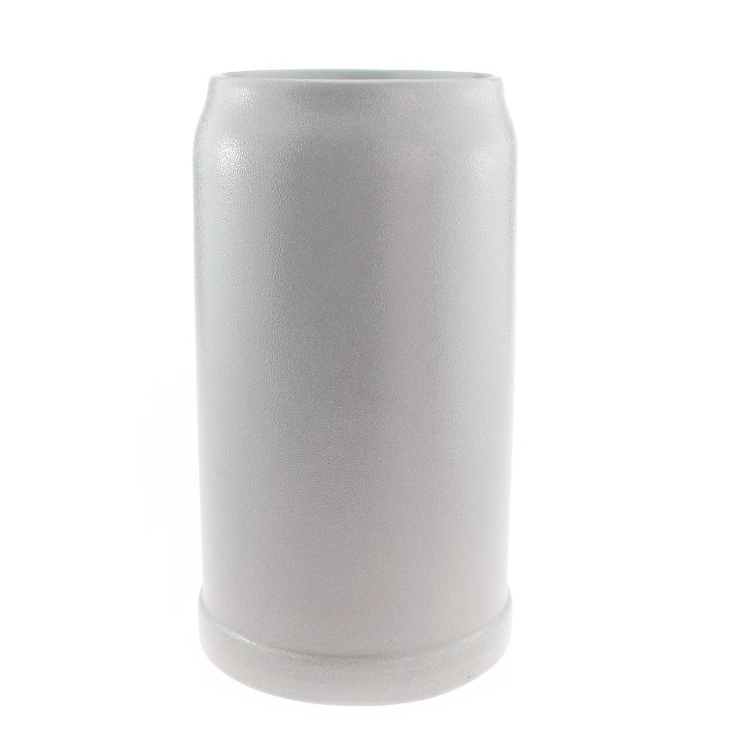 Salzglasierter Bierkrug aus Steingut mit graviertem Schriftzug und Henkel, in zylindrischer Form, 1,0 Liter.
