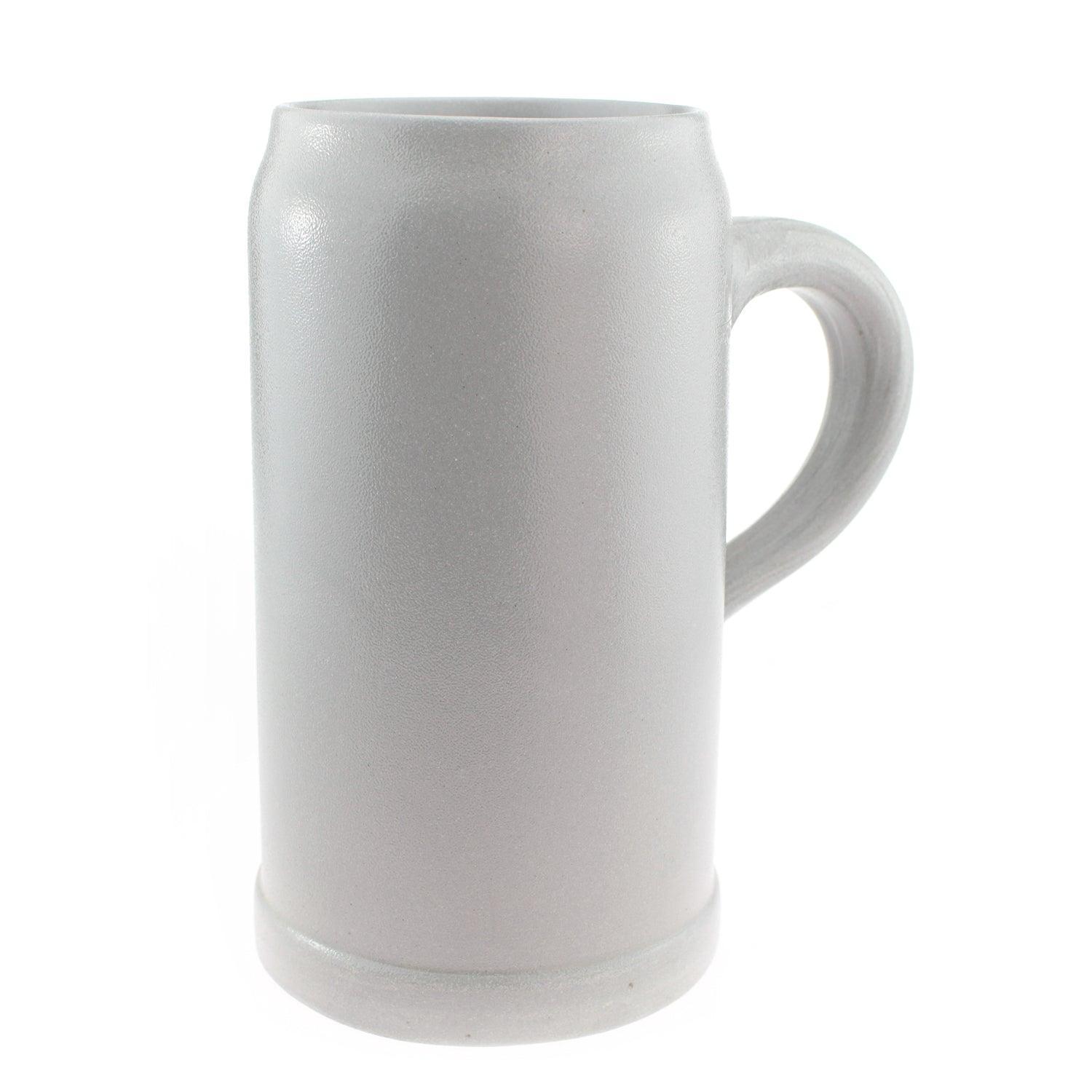 Salzglasierter Bierkrug aus Steingut mit Gravur, kräftigem Henkel und individuell gefertigtem Logo; 1 Liter.