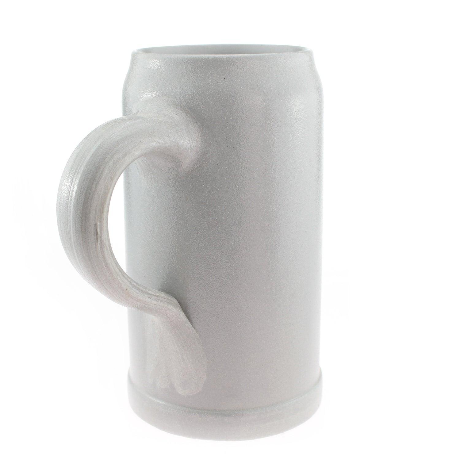 Salzglasierter Bierkrug aus Steingut mit Henkel, zylindrischer Form und eingraviertem Schriftzug vorn.