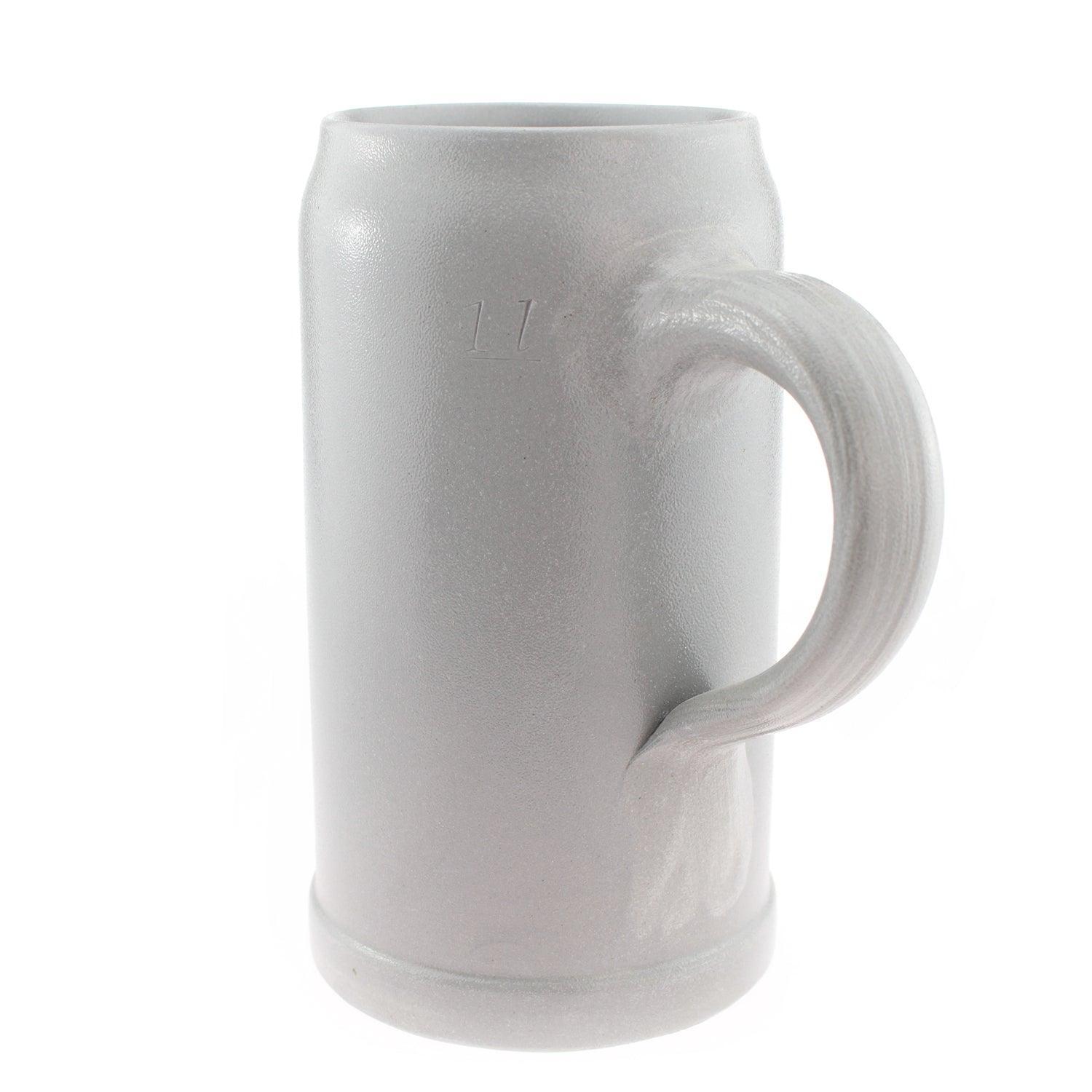 Salzglasierter Steinkrug mit bauchiger Form, Henkelgriff und Gravur in Schwarz auf der Vorderseite, 1,0 Liter.