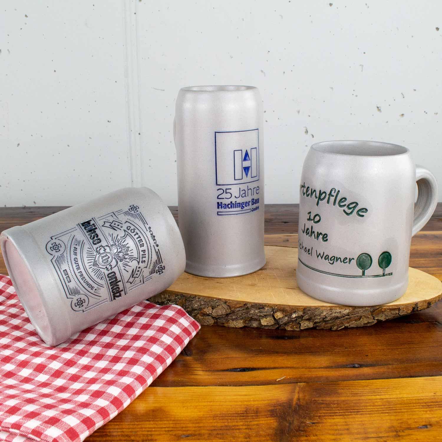 Hochwertiger Bierkrug aus Steingut mit Zinndeckel, Reliefprägung und gravierbarem Schriftfeld, Fassungsvermögen 1 Liter.