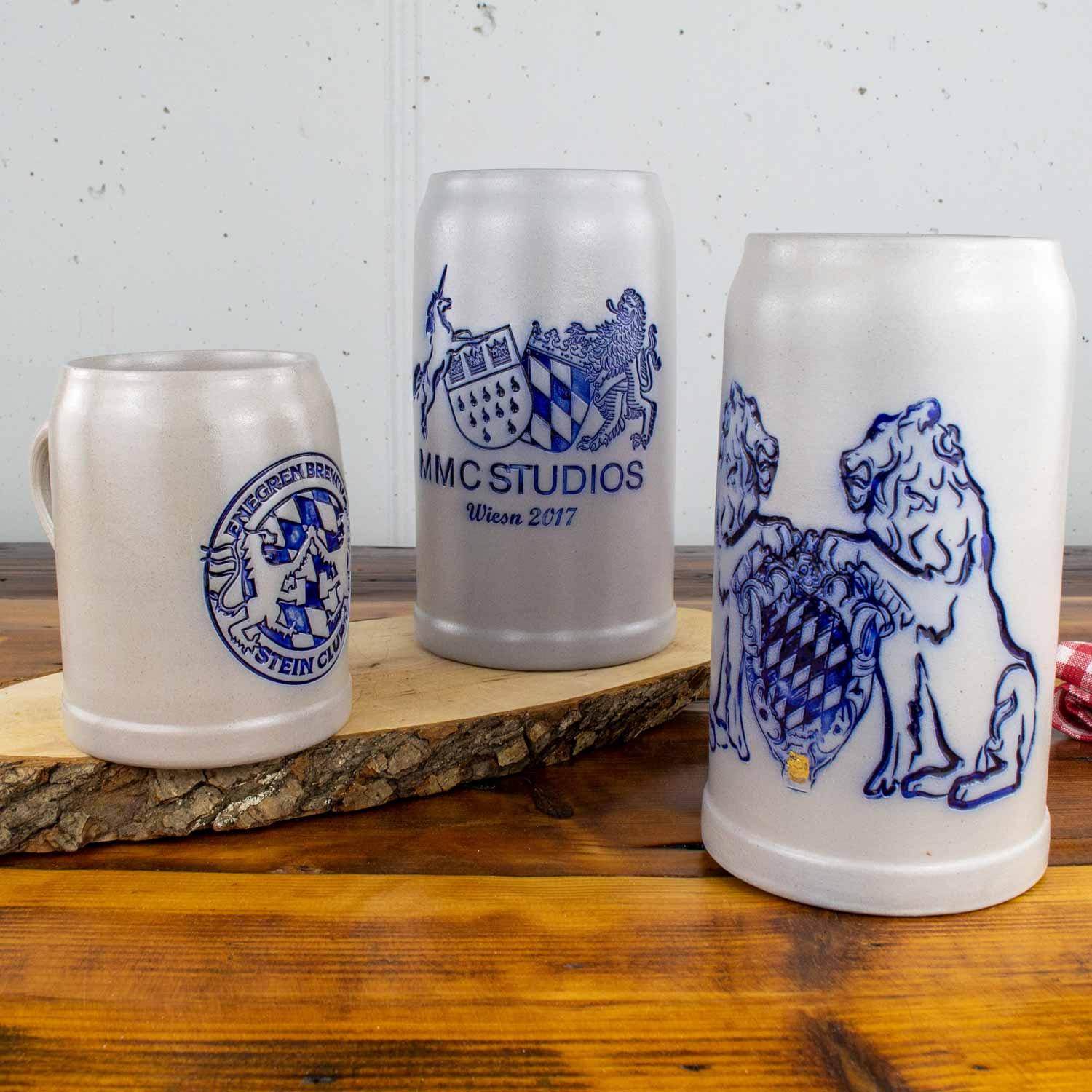 Großer Bierkrug aus cremefarbenem Steingut mit Zinndeckel, frontaler Prägung und kunstvoll graviertem Schriftzug.