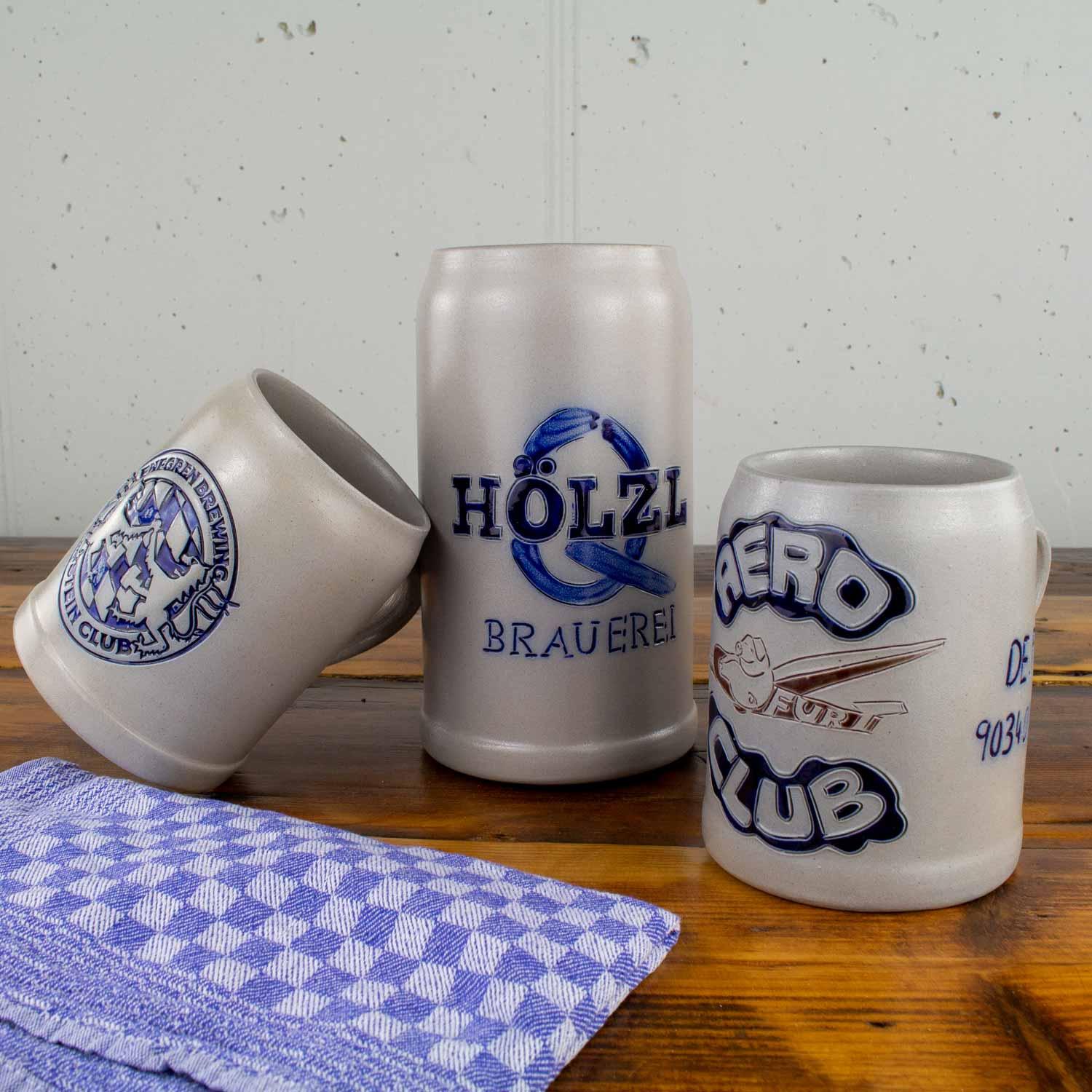 Hochwertiger Bierkrug aus Steingut mit gravierter Prägung und detailreichem Zinndeckel in traditioneller Form, 1,0 Liter.