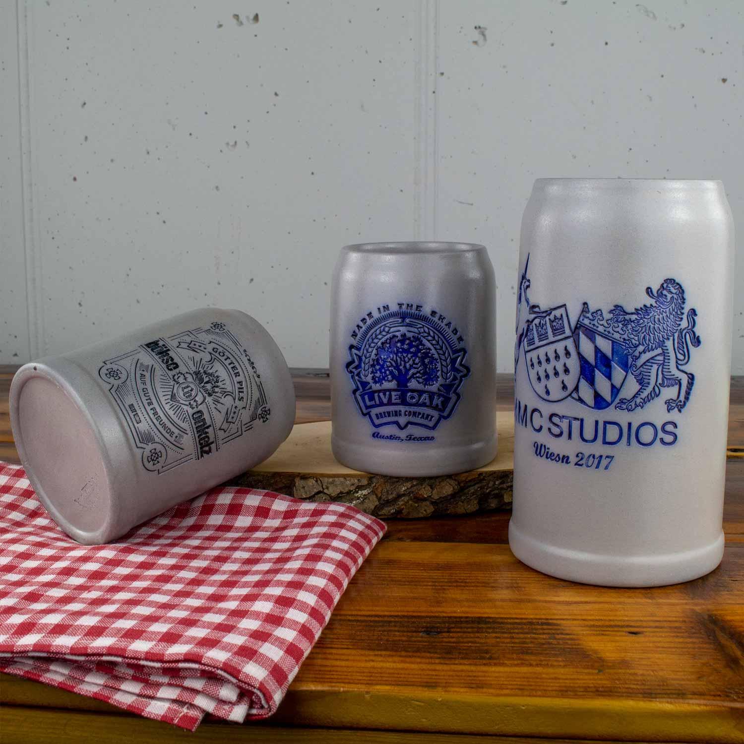 Großer Bierkrug aus Steingut mit reliefartiger Prägung und Zinndeckel, individualisierbar mit Gravur, 1,0 Liter.
