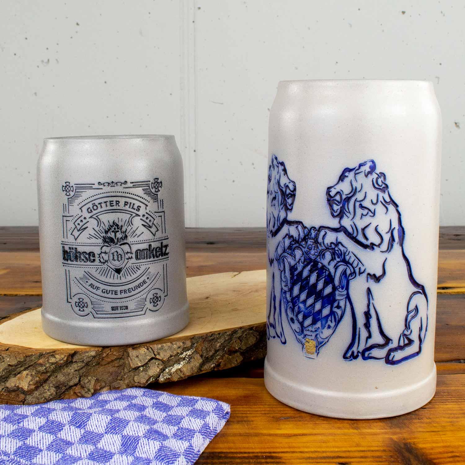 Hochwertiger Bierkrug aus Steingut mit Zinndeckel, detailreicher Prägung und gravierbarem Schriftzug. 1,0 Liter.
