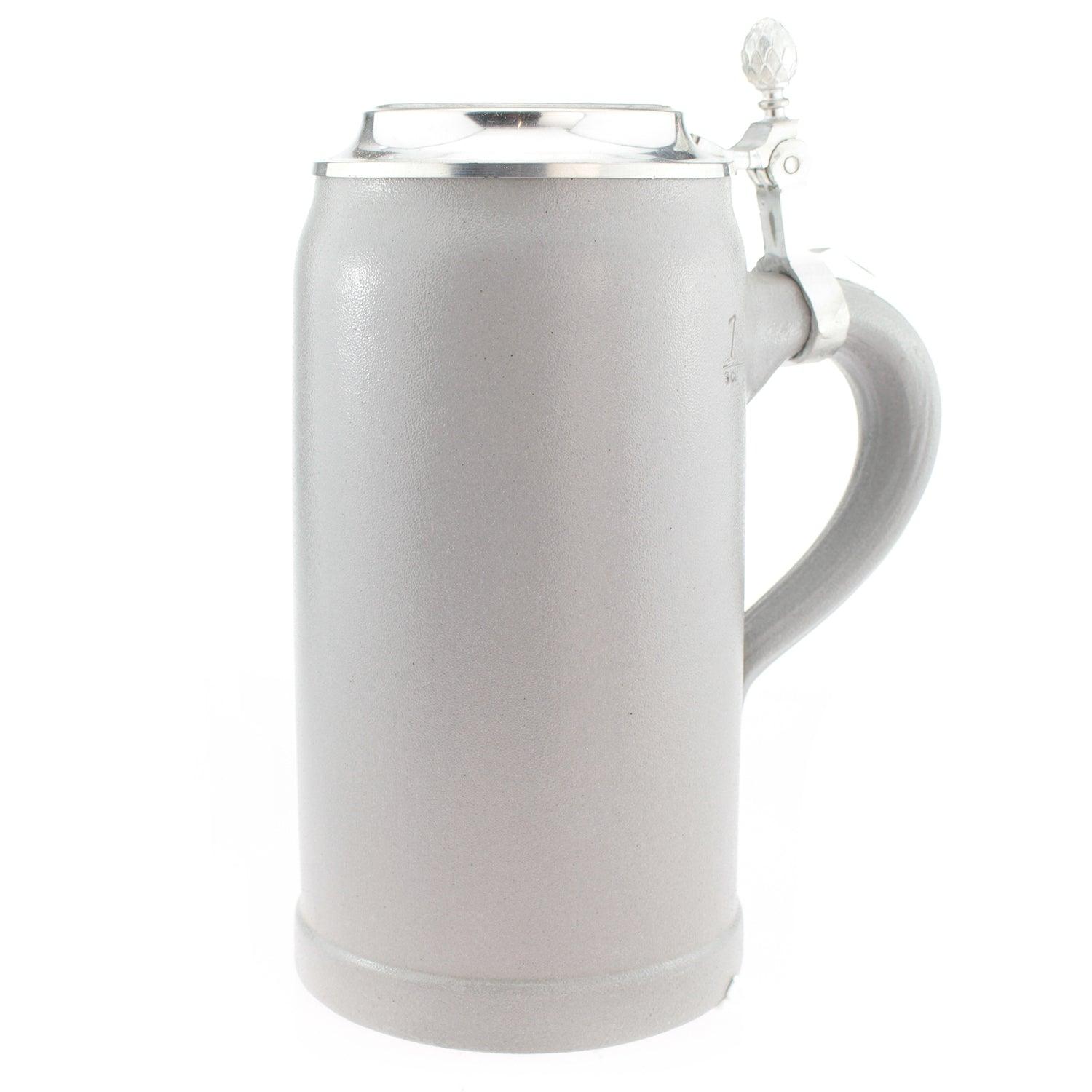 Hochwertiger Bierkrug aus Steingut mit Zinndeckel, detailreicher Prägung und Gravur auf hellem Krugkörper, 1,0 Liter.