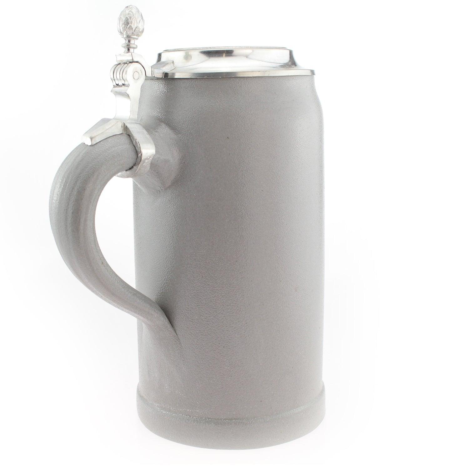 Hochwertiger Bierkrug aus Steingut mit geprägtem Zinndeckel, Reliefverzierung und Gravurfläche, 1,0 Liter.