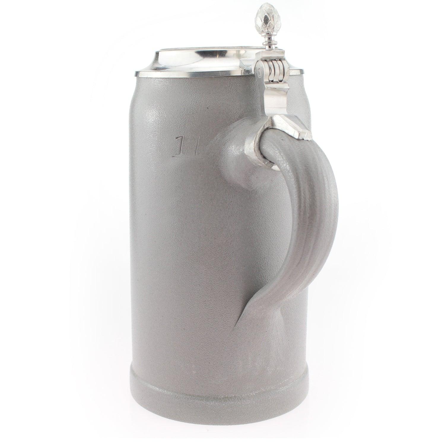 Hochwertiger Steinkrug mit Zinnklappdeckel, bauchiger Form, geprägtem Muster und detailreichem Relief-Design, 1 Liter.