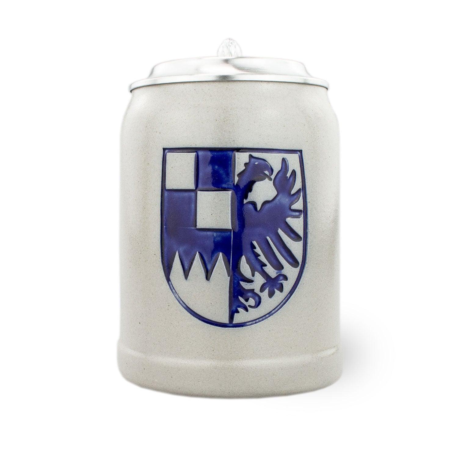 Halb-liter-Steinkrug mit Zinndeckel, Mittelfranken-Wappen, strukturierter Oberfläche und individueller Gravur.