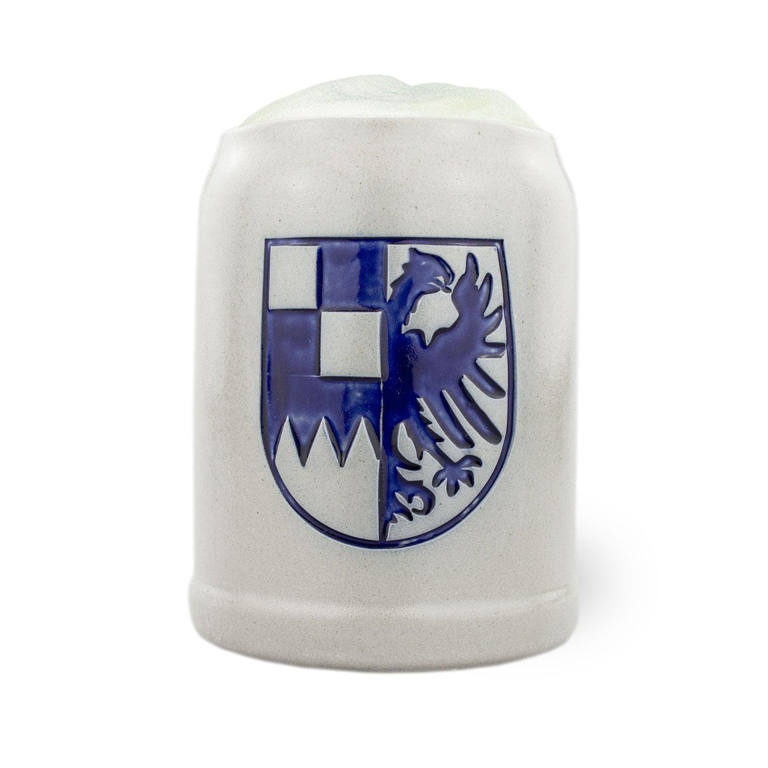 Traditioneller Bierkrug aus Steinzeug mit Wappen-Prägung, zylindrischer Form, matt-graue Oberfläche, 0,5 Liter.