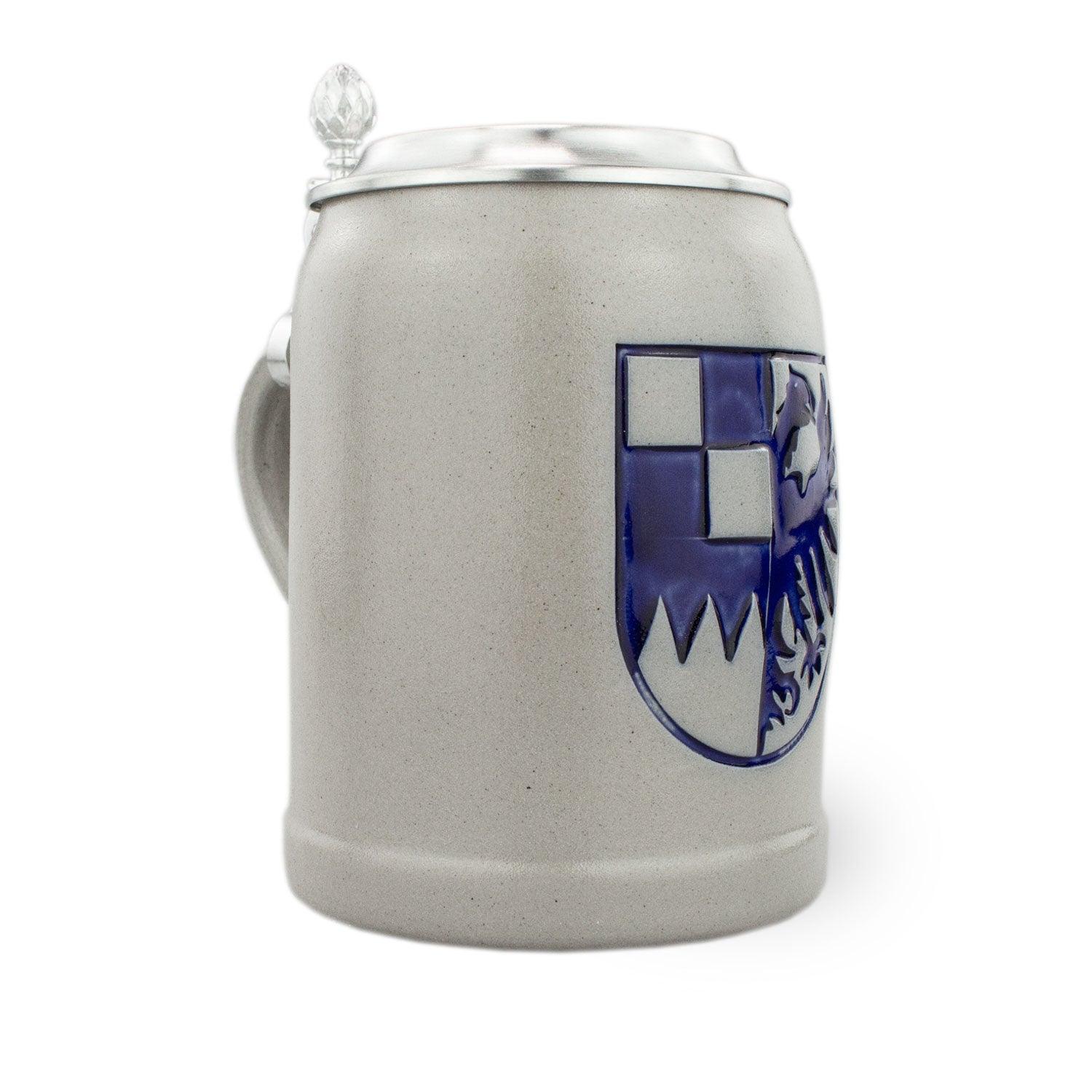 Steinkrug mit rundem Zinndeckel, gravierbar, traditionell verziert mit Mittelfranken-Wappen, 0,5 l Inhalt.