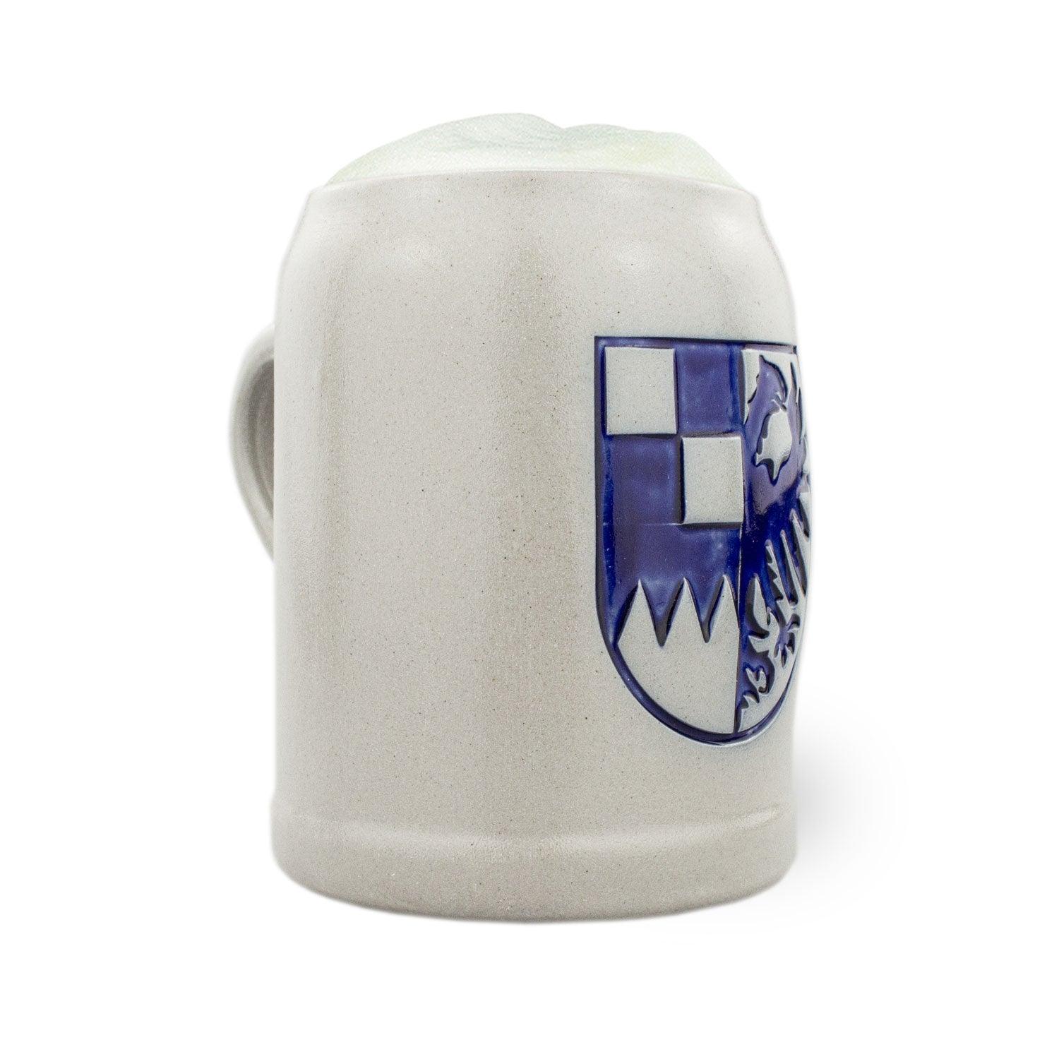 Traditioneller Steinkrug mit Wappen-Prägung „Mittelfranken“ auf der Vorderseite, zylindrische Form, 0,5 Liter.