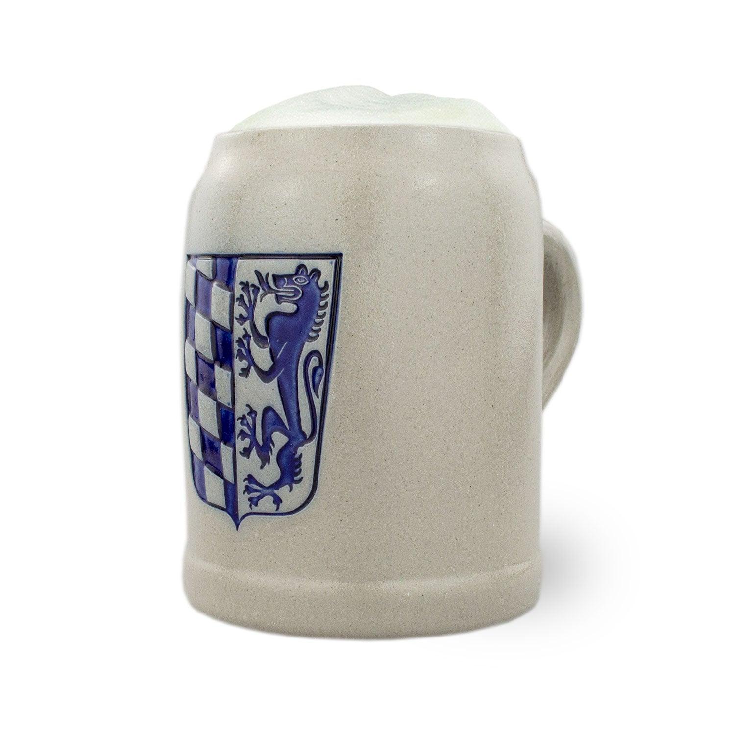 Traditioneller Bierkrug aus Steinzeug mit eingeprägtem Wappen-Motiv und sichtbarer Beschriftung „Niederbayern“, 0,5 l.