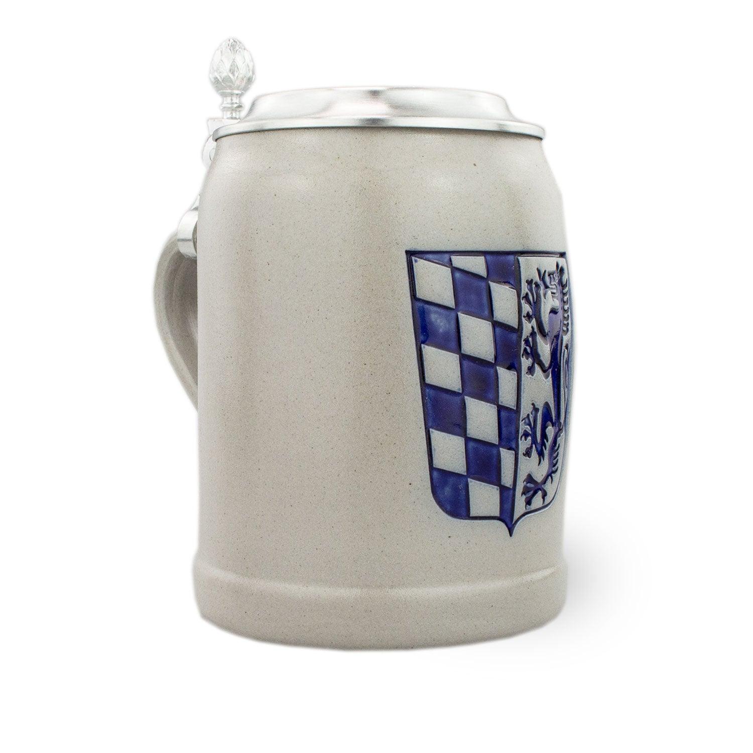 Traditioneller Steinkrug mit gravierbarem Zinndeckel und Niederbayernwappen, Fassungsvermögen 0,5 Liter.