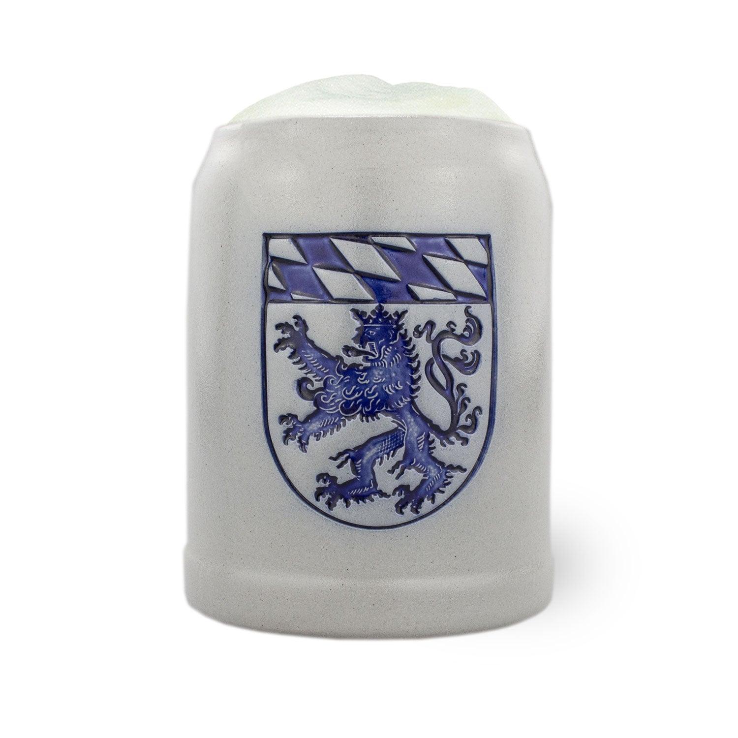 Traditioneller Bierkrug aus Steinzeug mit geprägtem Wappen-Motiv, zylindrische Form, mattes Finish, 0,5 Liter.