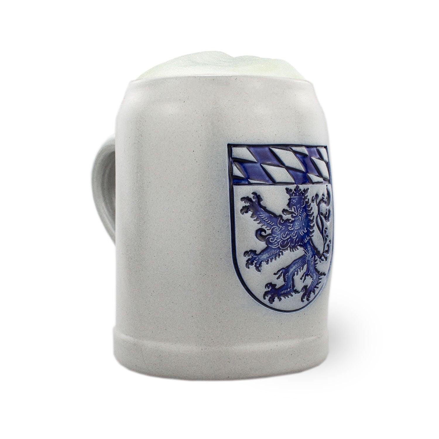 Traditioneller Steinkrug mit geprägtem Wappenmotiv und Schriftzug "Oberbayern", Fassungsvermögen 0,5 Liter.