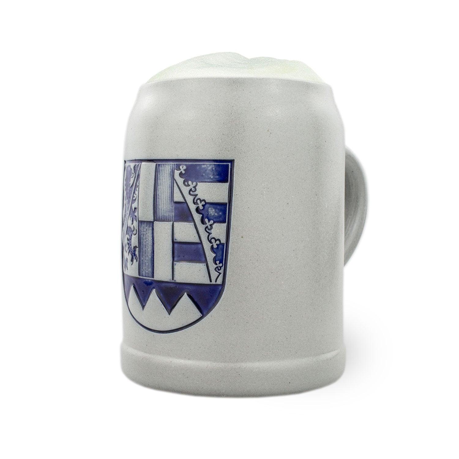 Traditioneller Bierkrug aus Steinzeug mit Wappen-Prägemotiv, zylindrischer Form, Füllmenge 0,5 Liter.