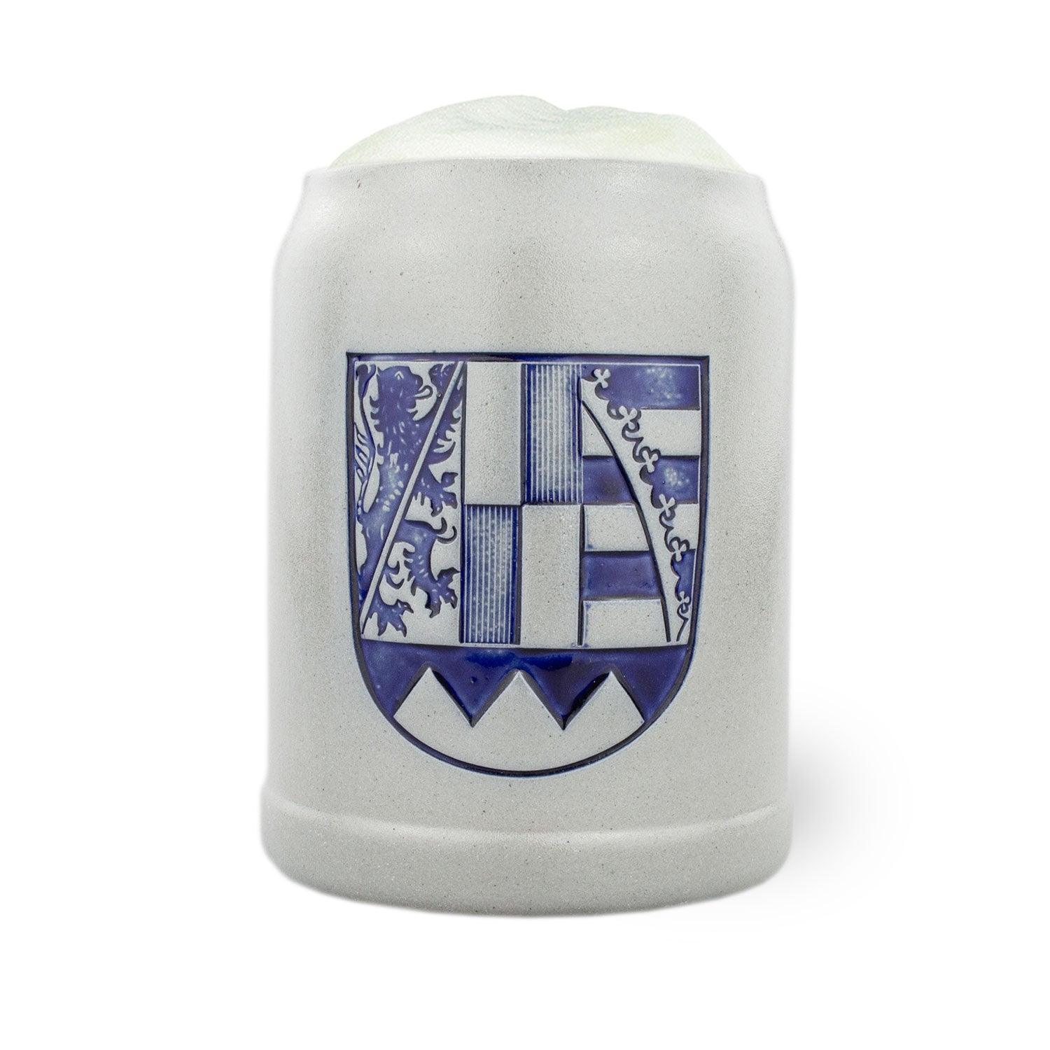 Traditioneller Steinkrug mit geprägtem Oberfranken-Wappen, zylindrische Form, Fassungsvermögen 0,5 Liter.