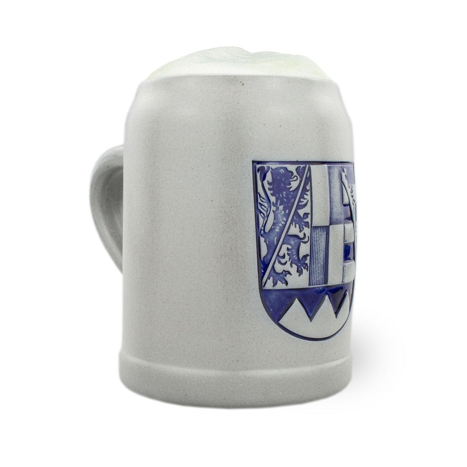 Traditioneller Steinkrug mit eingeprägtem Oberfranken-Wappen und Schriftzug, handgefertigt, 0,5 Liter.