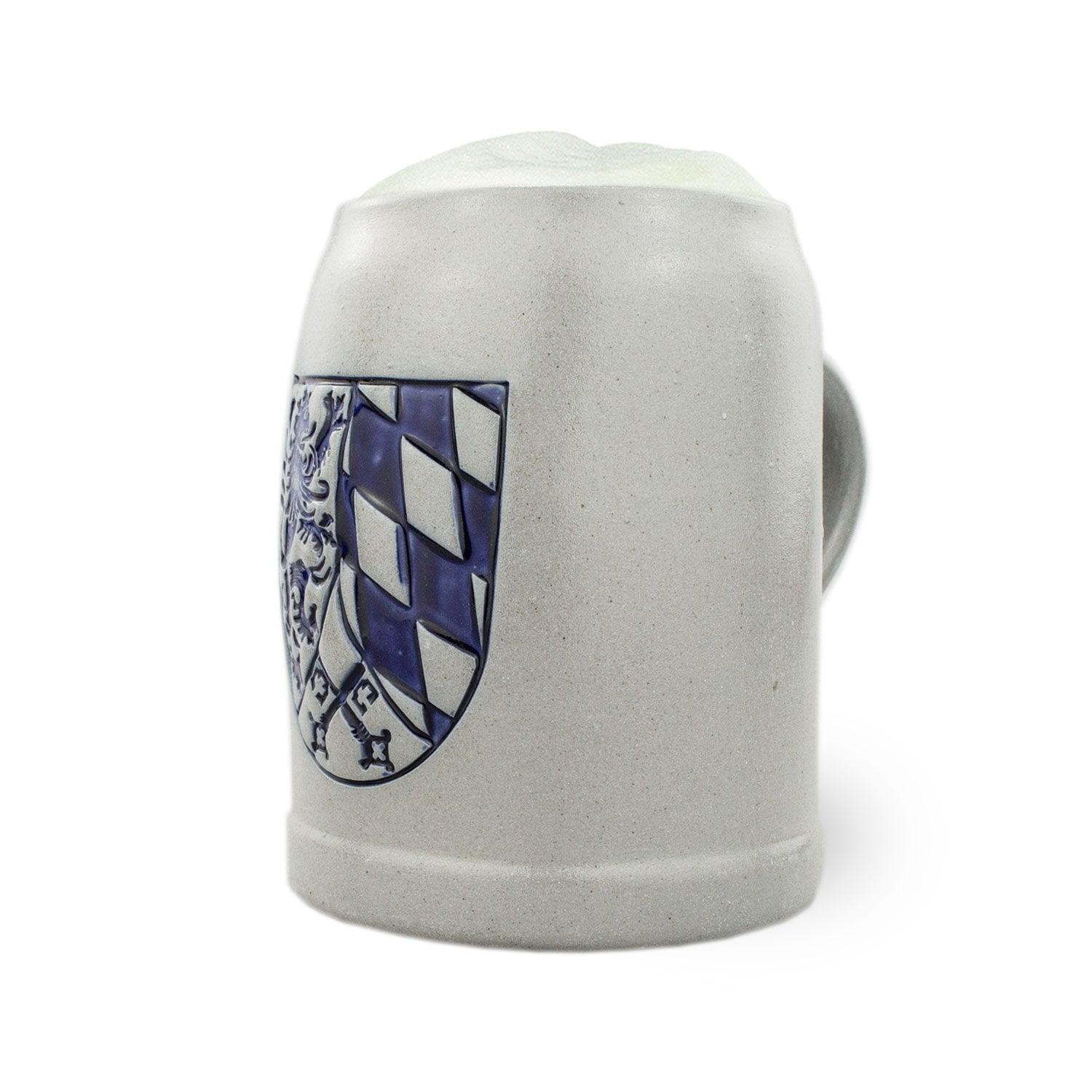 Traditioneller Bierkrug aus Steinzeug mit geprägtem Wappenmotiv, zylindrische Form, Füllmenge 0,5 Liter.