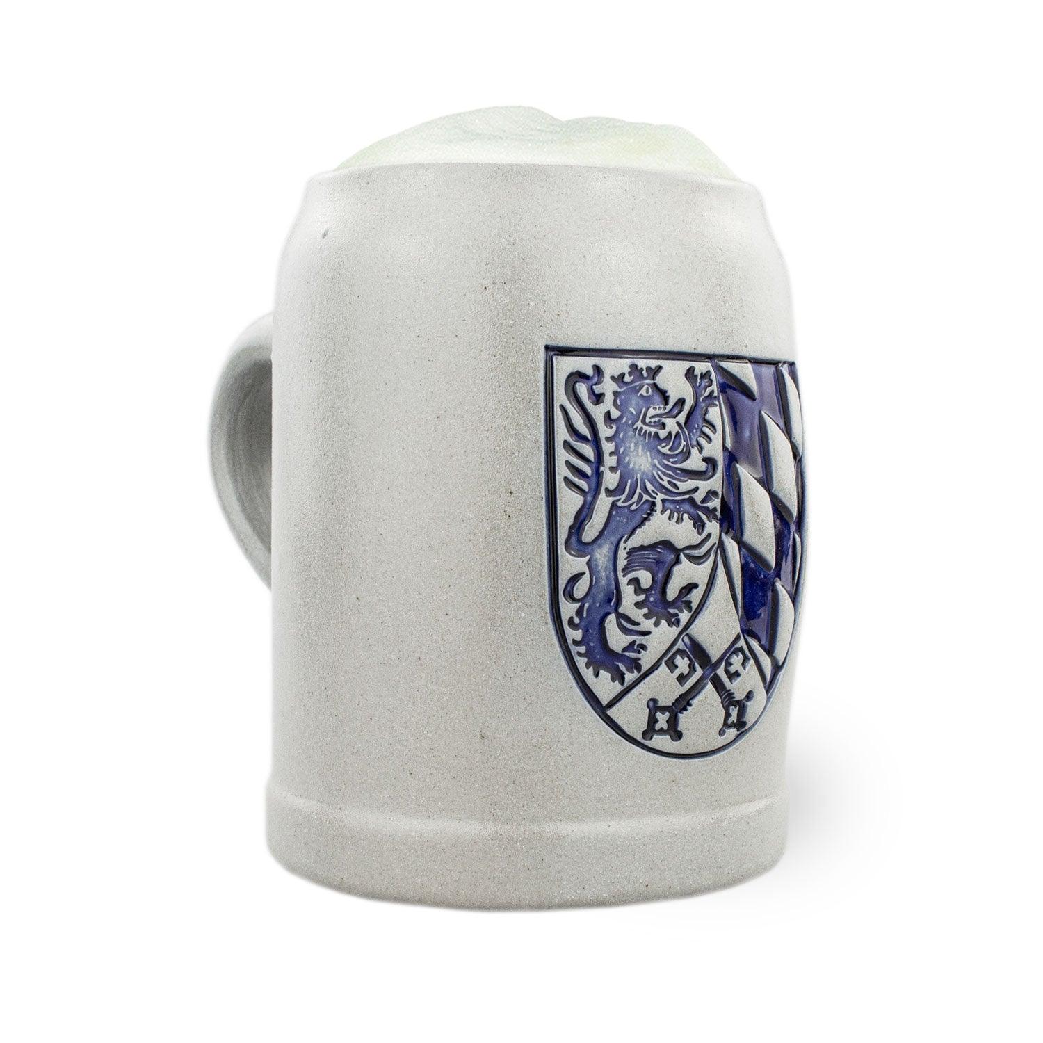 Traditioneller Steinkrug mit geprägtem Wappenmotiv und Schriftzug „Oberpfalz“, matt-graue Oberfläche, 0,5 l.