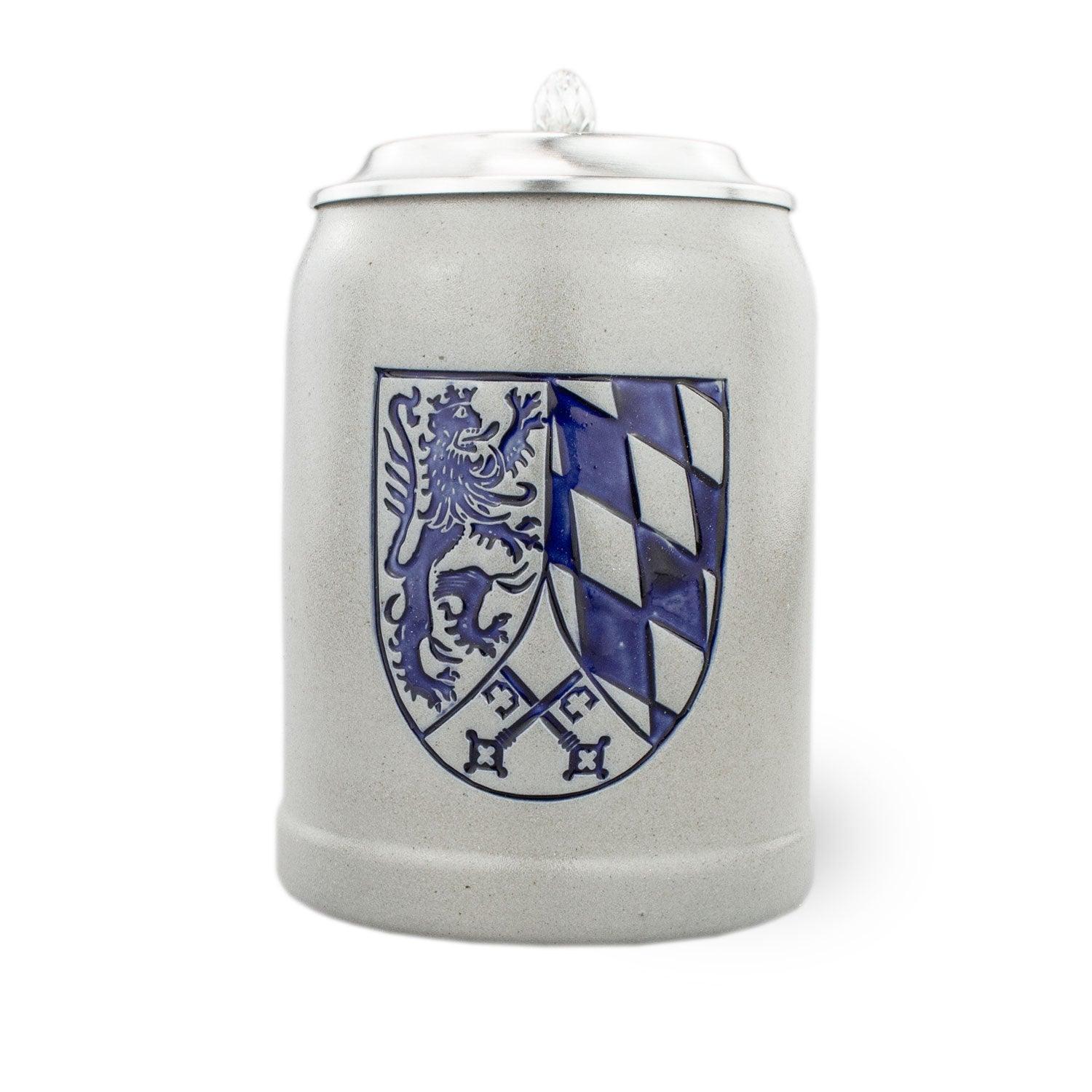 Traditioneller Steinkrug mit gravierbarem Zinndeckel, Relief-Oberpfalzwappen und Schriftzug „Oberpfalz“, 0,5 l.