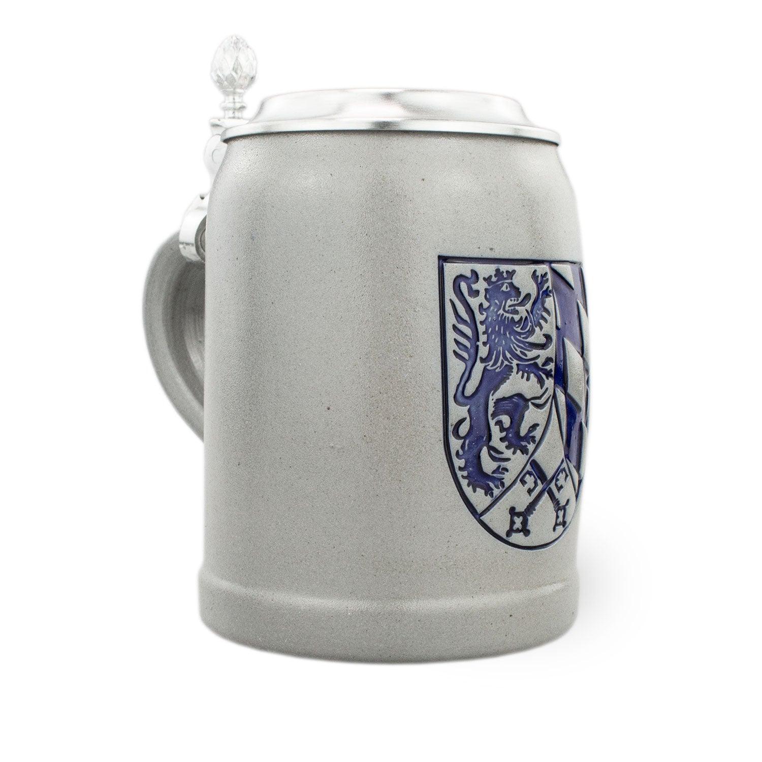 Steinkrug mit Gravur-Zinndeckel, Henkel, Oberpfalz-Wappen und Schriftzug „Oberpfalz“, Fassungsvermögen 0,5 l.