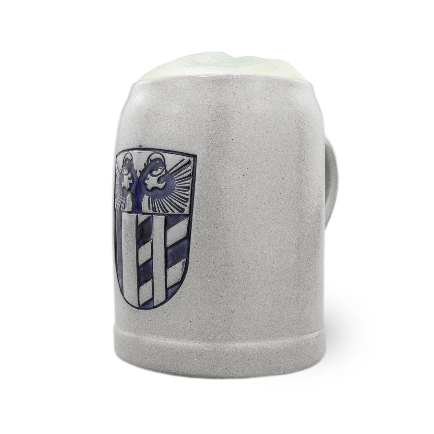 Traditioneller Bierkrug aus Steinzeug mit geprägtem Wappenmotiv, zylindrische Form, Füllmenge 0,5 Liter.