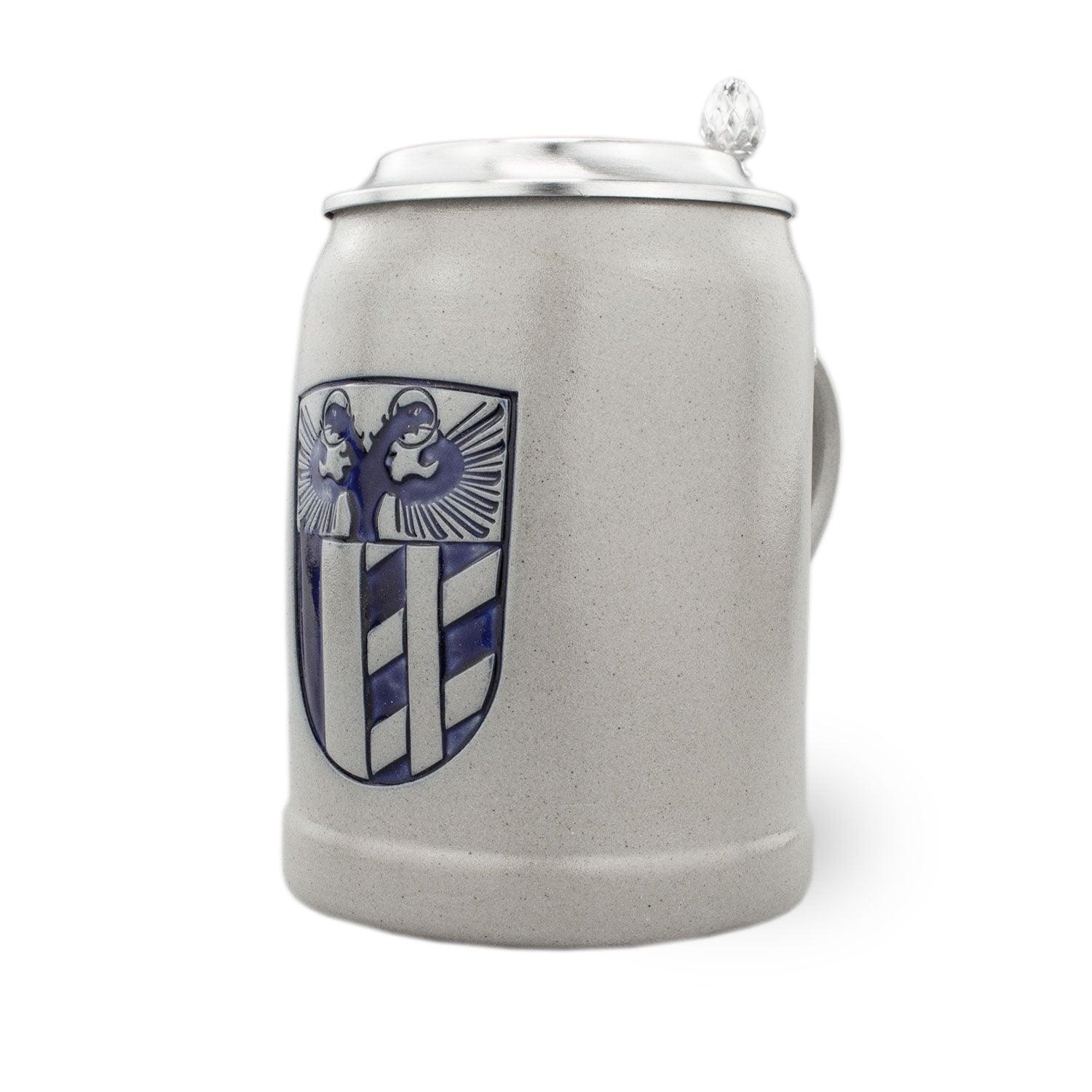 Traditioneller Bierkrug aus Stein mit detailliertem Schwabenwappen und gravierbarem Zinndeckel, 0,5 Liter.