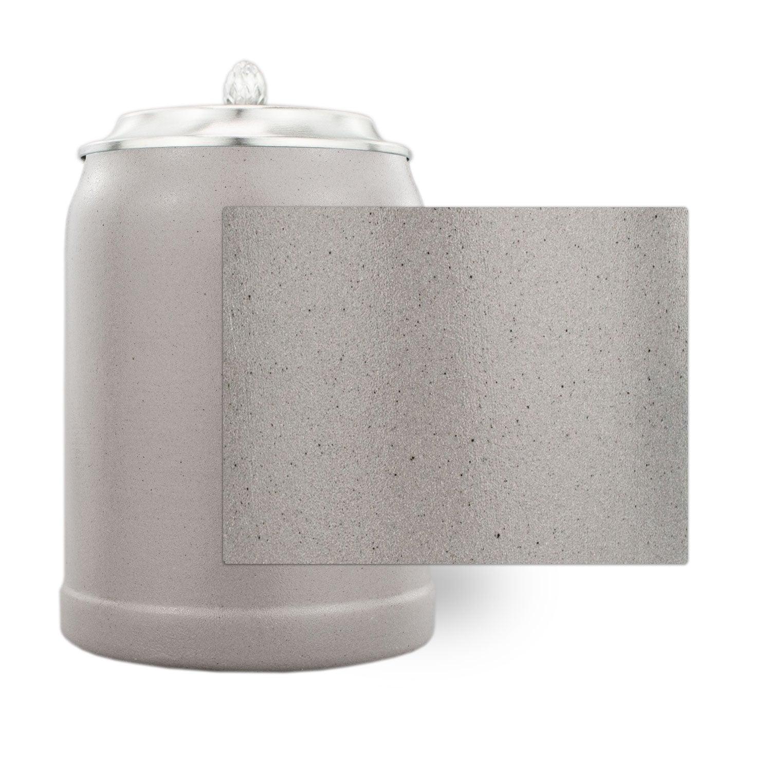Traditioneller Steinkrug mit Zinndeckel, blauer Schriftzug „Mei Lebensgfui“, Gravurfläche, 0,5 l, Salzglasur.