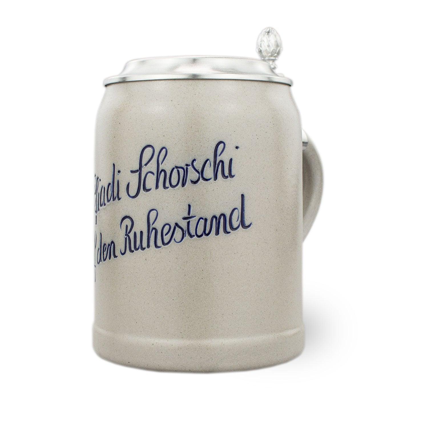 Personalisierbarer Steinkrug mit Zinndeckel, Gravur in blau emailliertem Schriftzug auf salzglasierter Oberfläche.