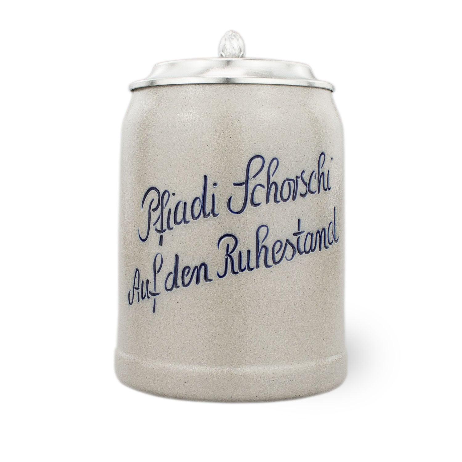 Personalisierbarer Steinkrug mit Zinndeckel, blauer Gravur und Schriftzug "Mei Lebensgfui", Salzglasur, 0,5 l.