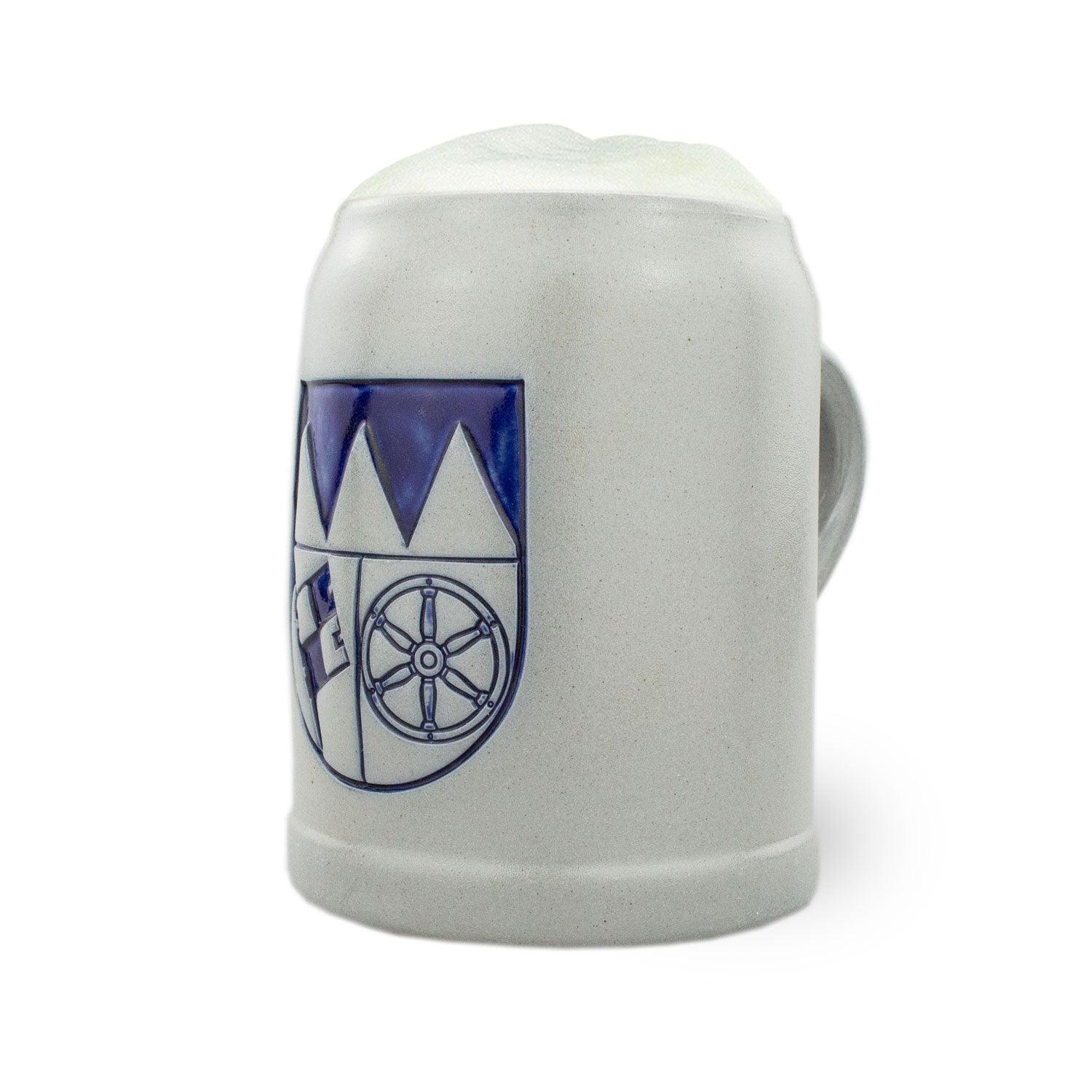 Traditioneller Bierkrug aus Steinzeug mit Relief-Wappen „Unterfranken“ und geprägtem Schriftzug, 0,5 Liter.