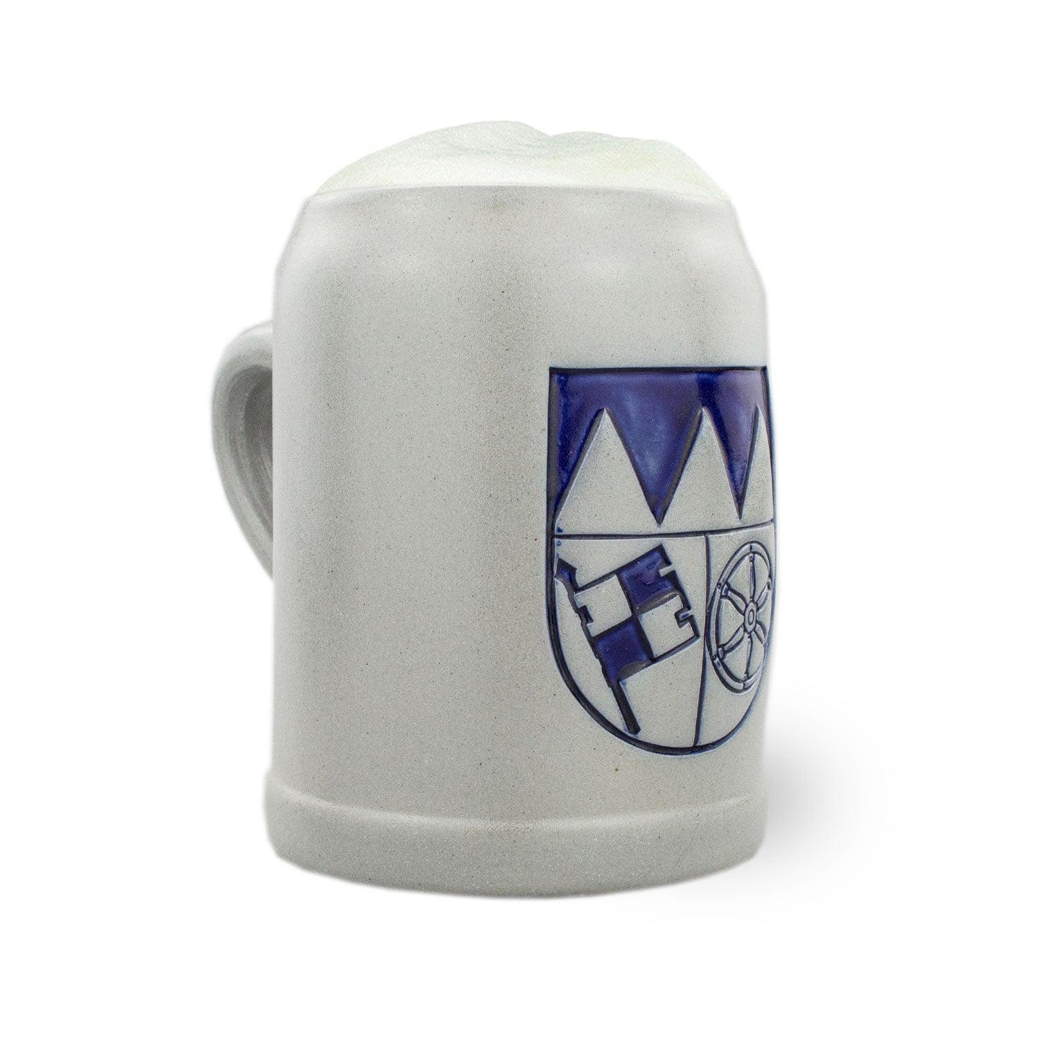 Traditioneller Bierkrug aus Steinzeug mit geprägtem Wappen-Motiv, zylindrische Form, Fassungsvermögen 0,5 Liter.