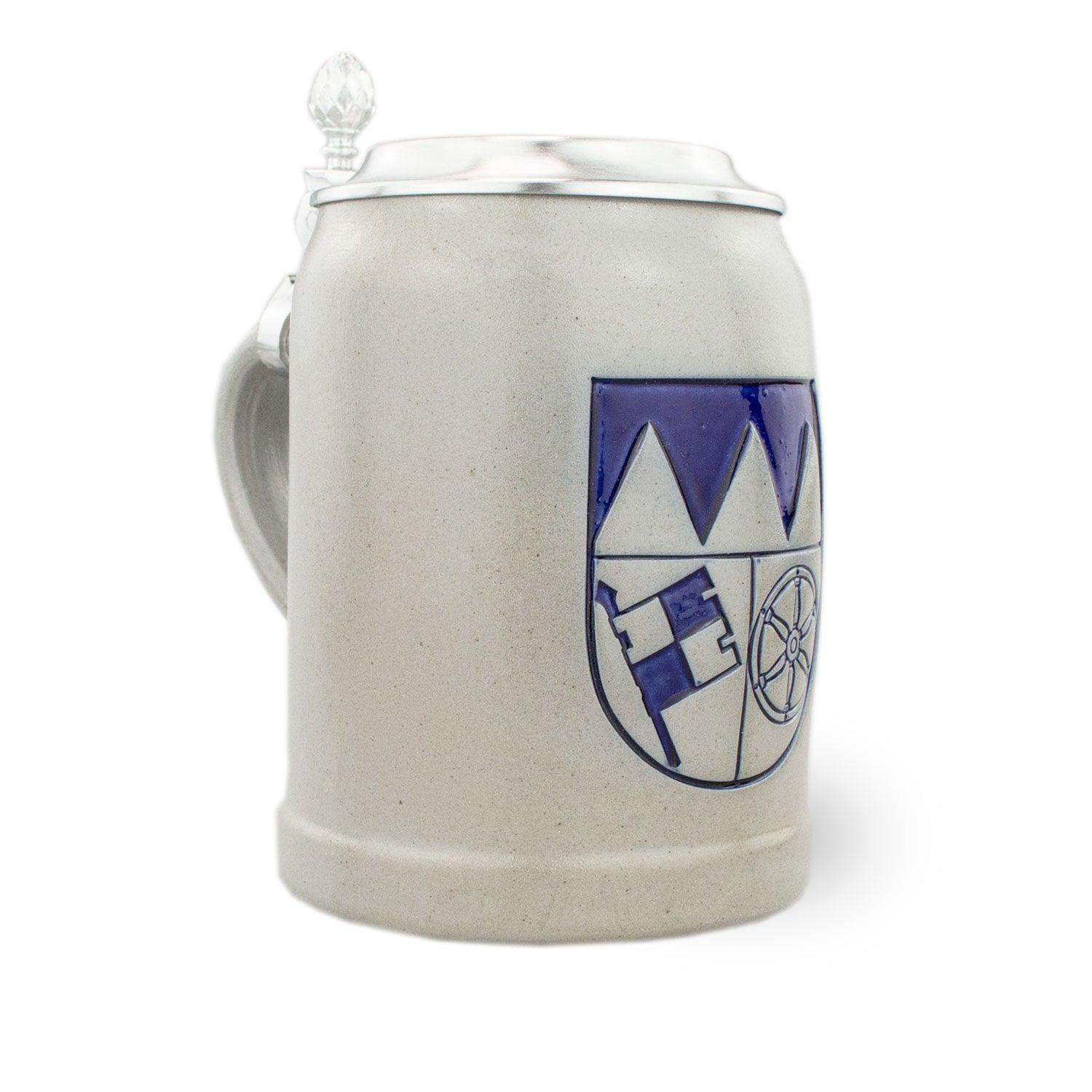 Steinkrug mit gravierbarem Zinndeckel, Wappen-Motiv „Unterfranken“, Henkelgriff, traditionell gefertigt, 0,5 l.